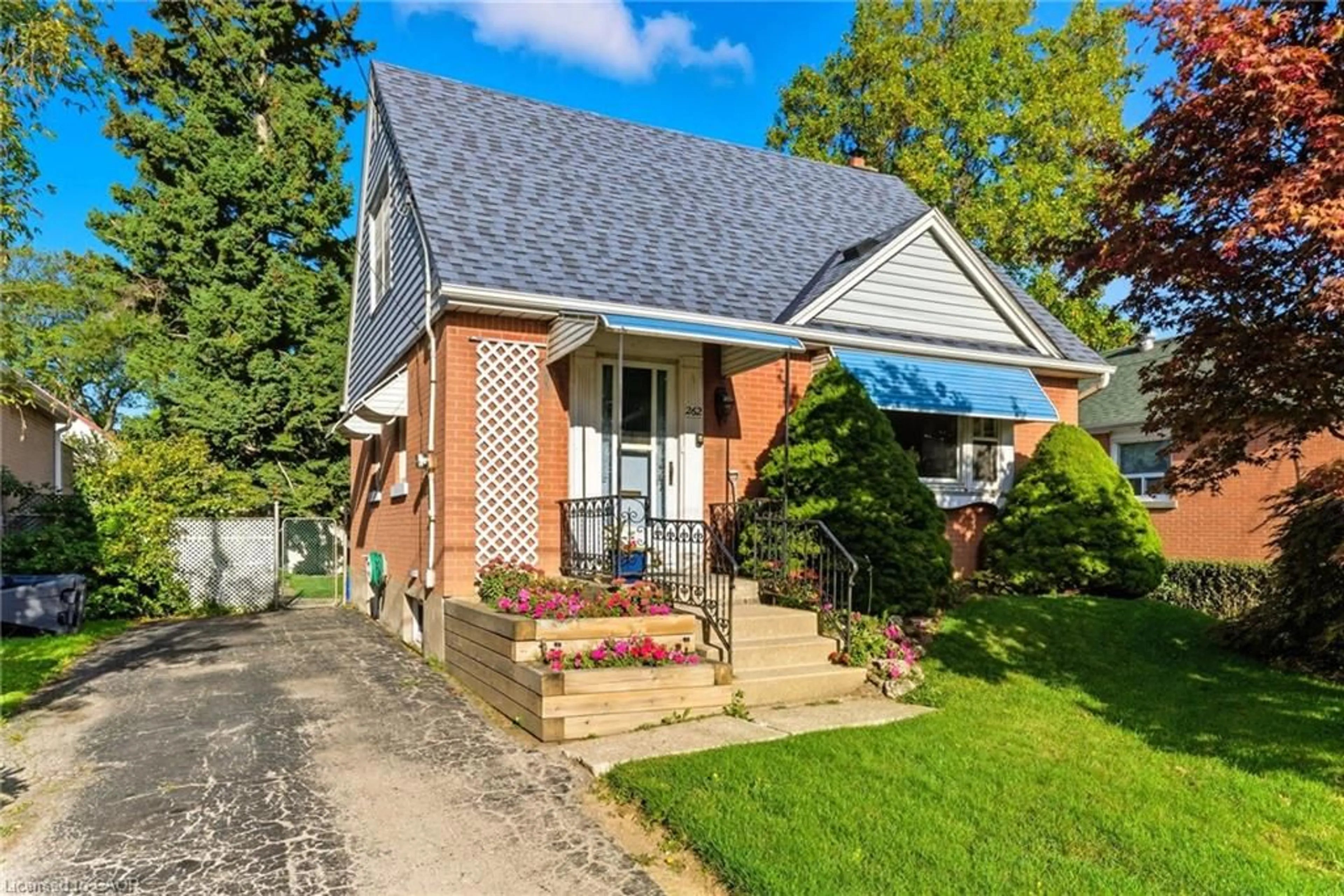 Home with brick exterior material, street for 262 East 38th St, Hamilton Ontario L8V 4G3