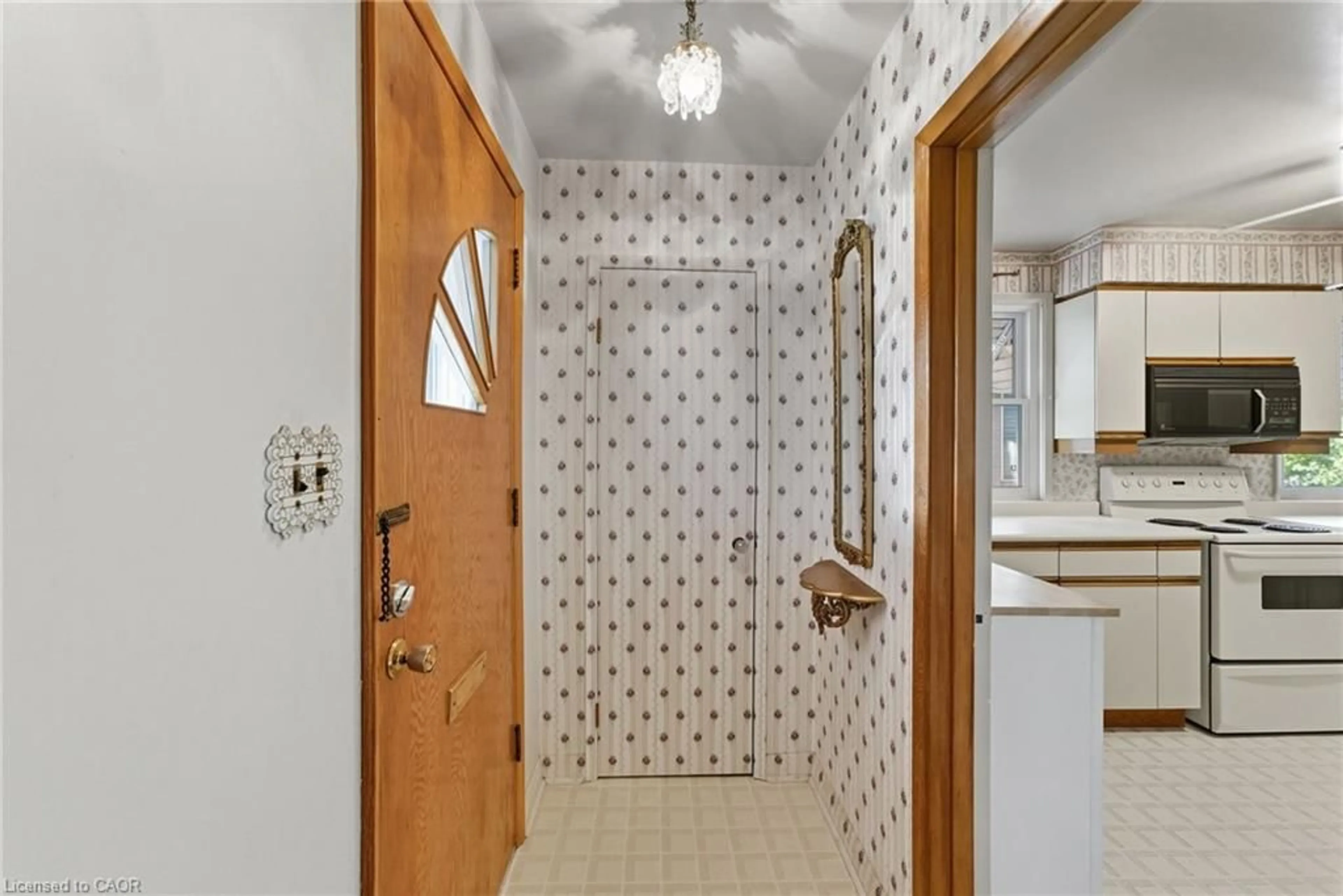 Indoor entryway for 262 East 38th St, Hamilton Ontario L8V 4G3