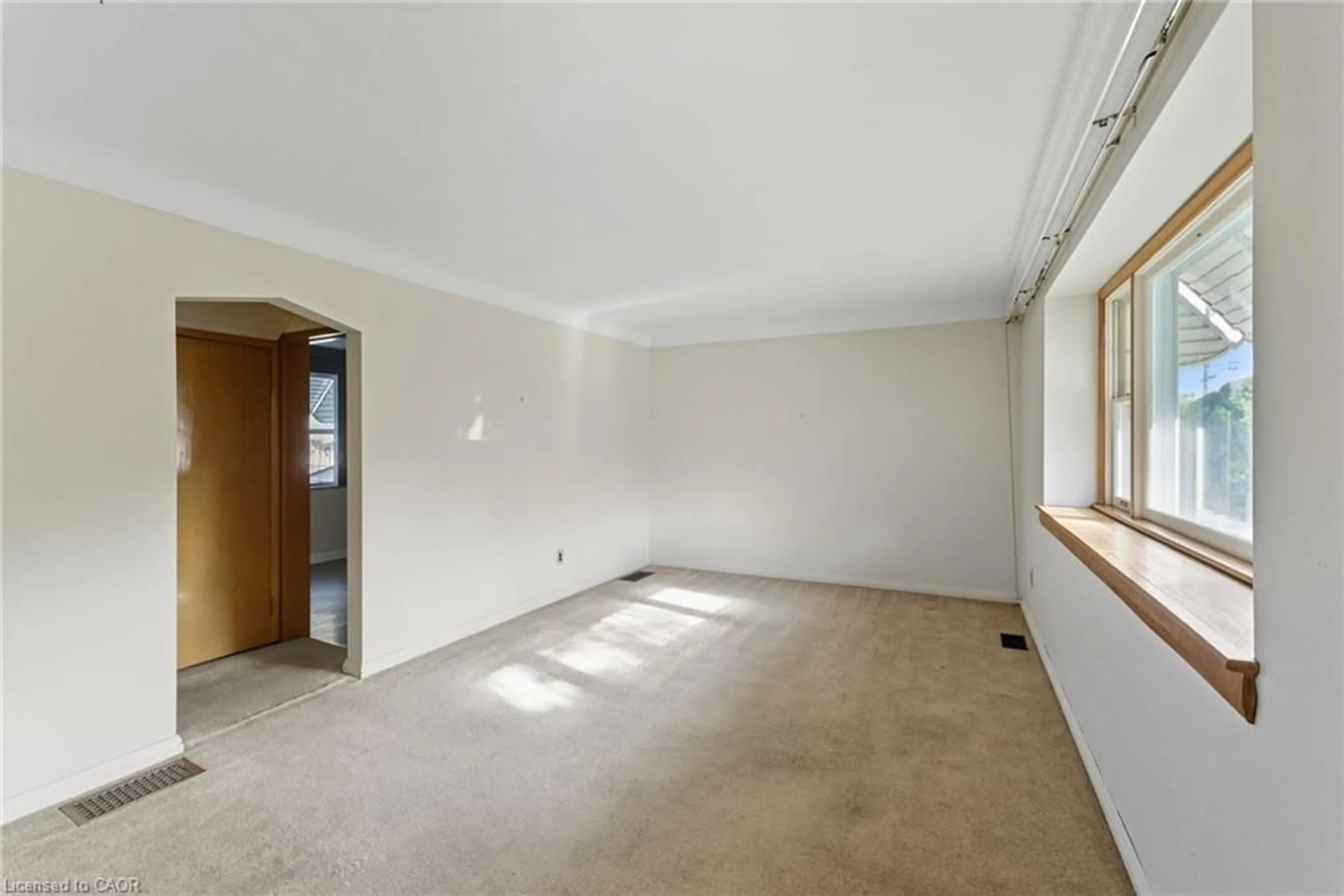A pic of a room for 262 East 38th St, Hamilton Ontario L8V 4G3