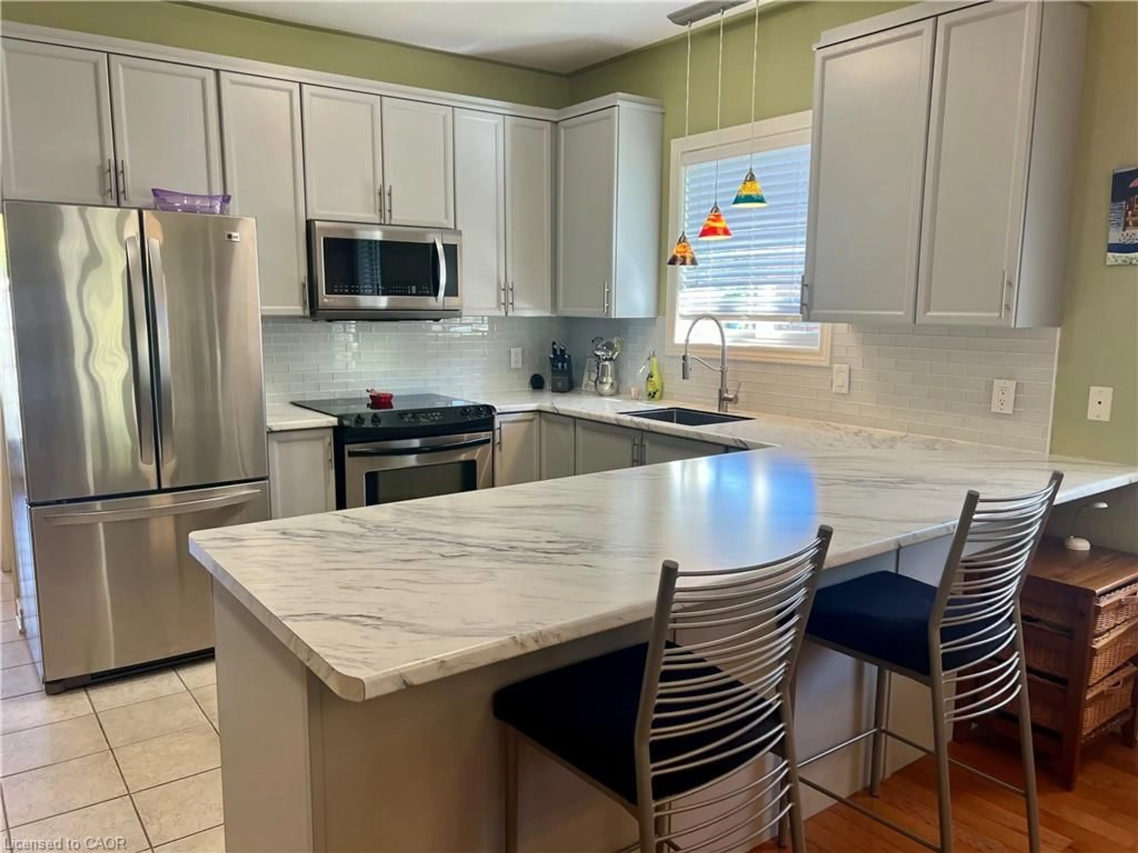 Open concept kitchen, ceramic/tile floor for 21 Willowlanding Crt, Welland Ontario L3C 7L7