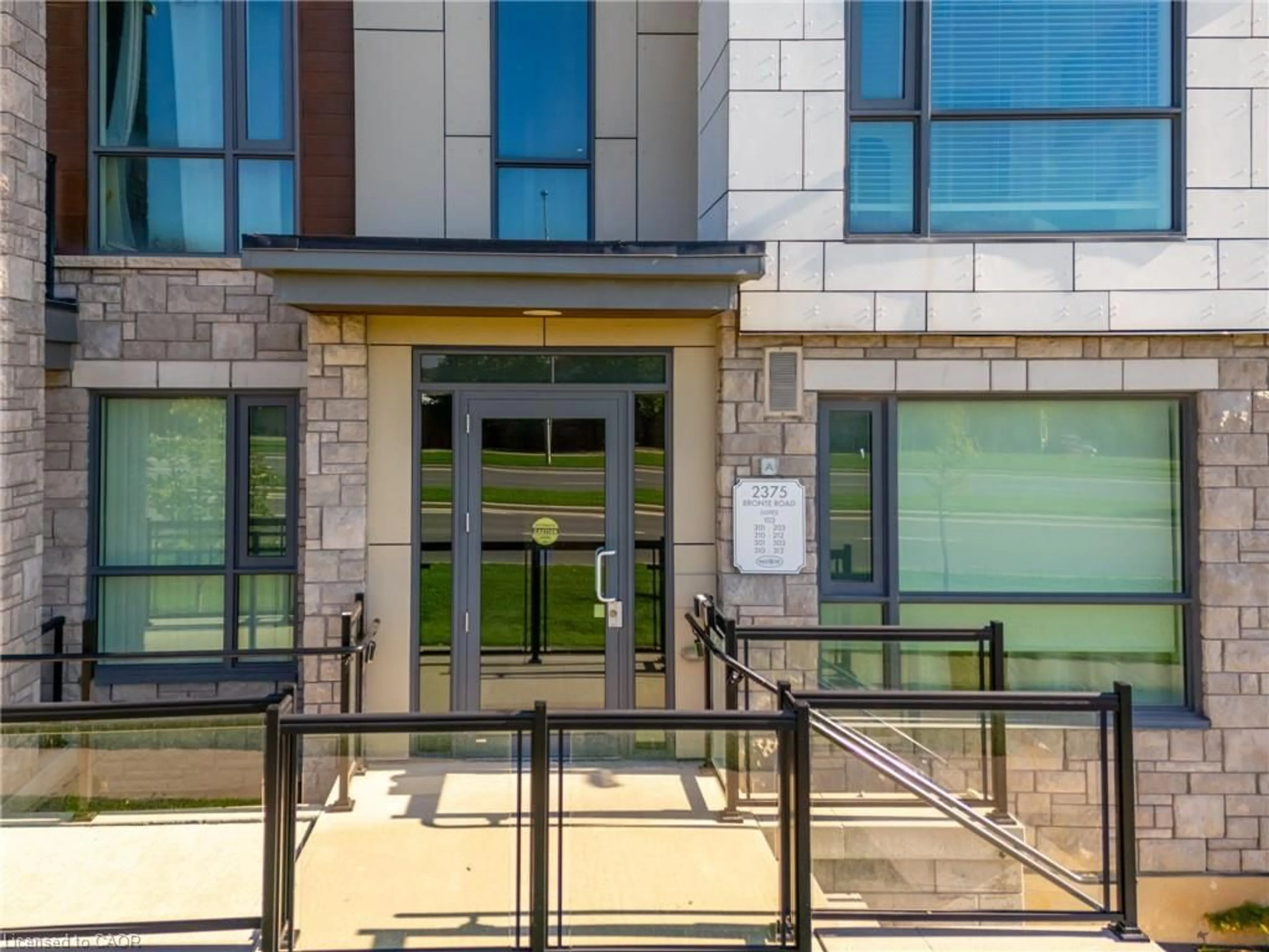 Indoor foyer for 2375 Bronte Rd #210, Oakville Ontario L6M 1P5