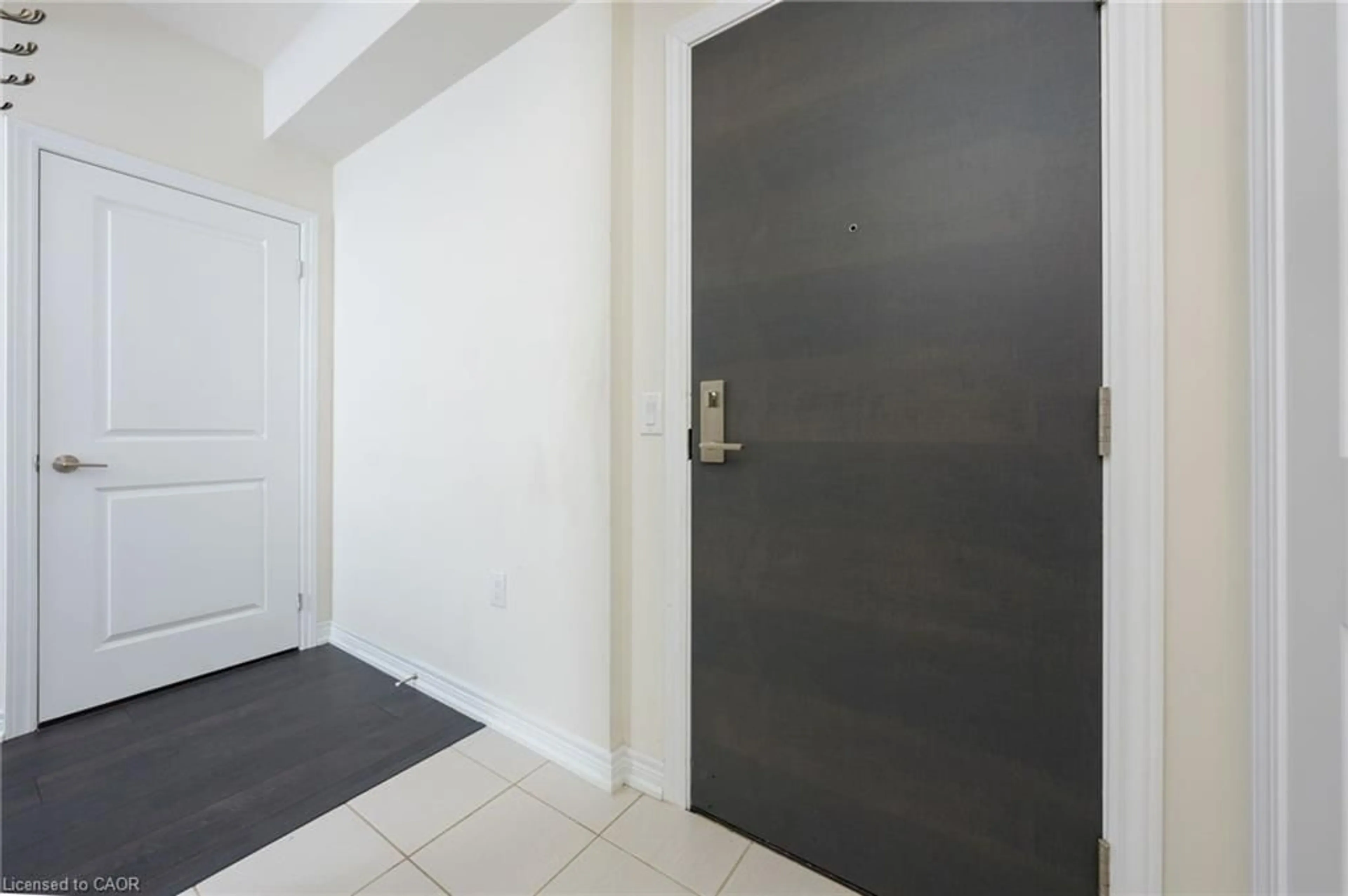Indoor entryway for 2375 Bronte Rd #210, Oakville Ontario L6M 1P5