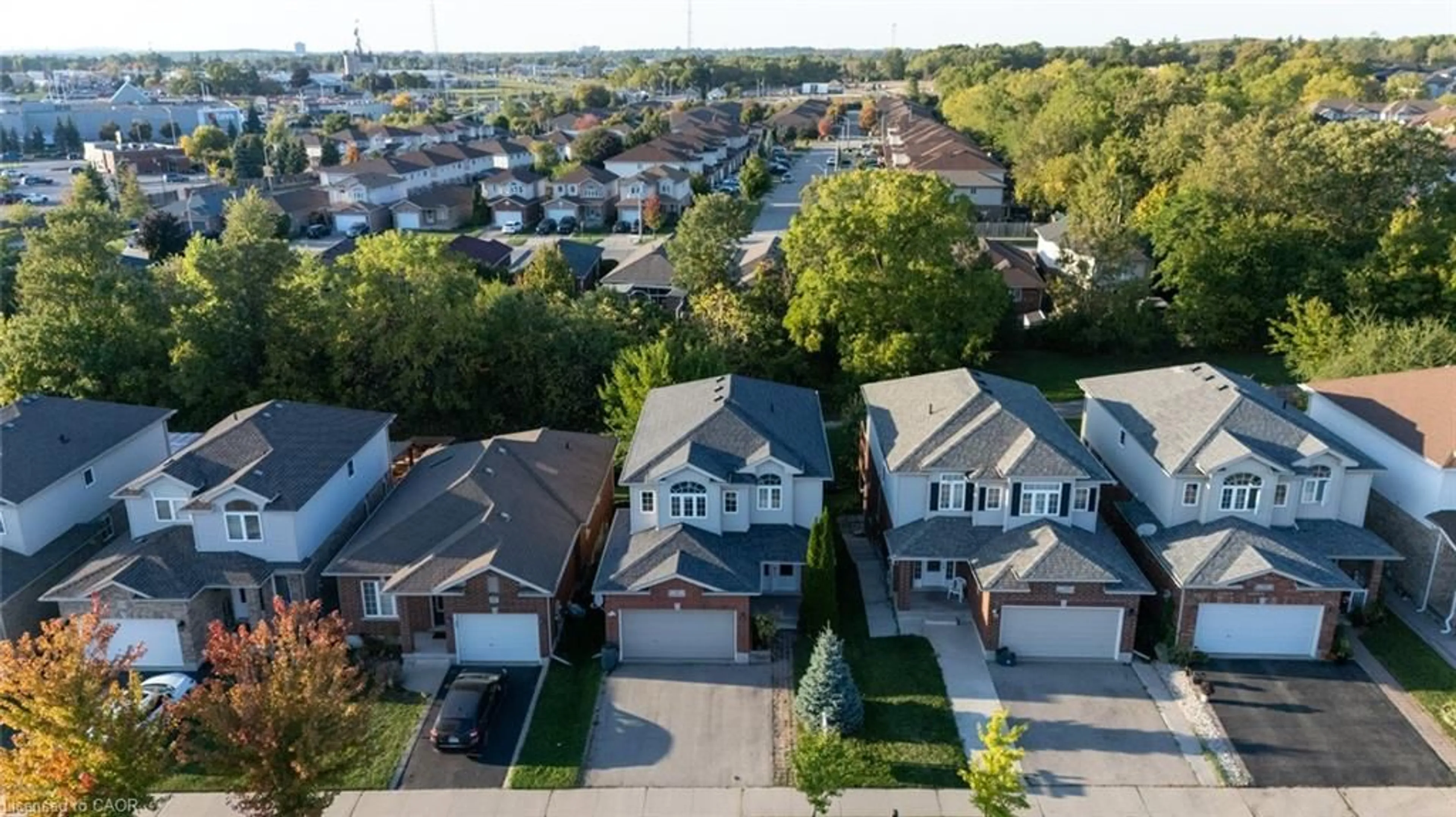 A pic from outside/outdoor area/front of a property/back of a property/a pic from drone, street for 31 Broadoaks Dr, Cambridge Ontario N1T 2C3