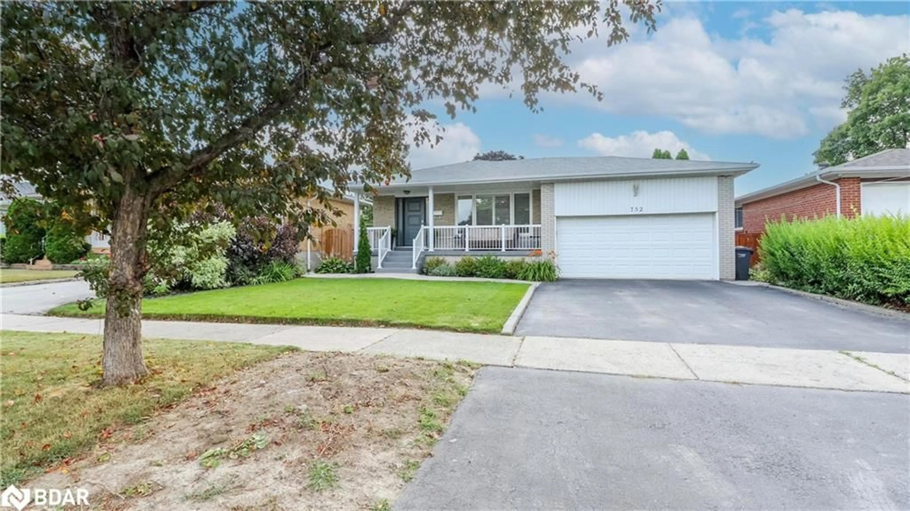 Home with vinyl exterior material, street for 752 Silcote Rd, Mississauga Ontario L4Y 2R6