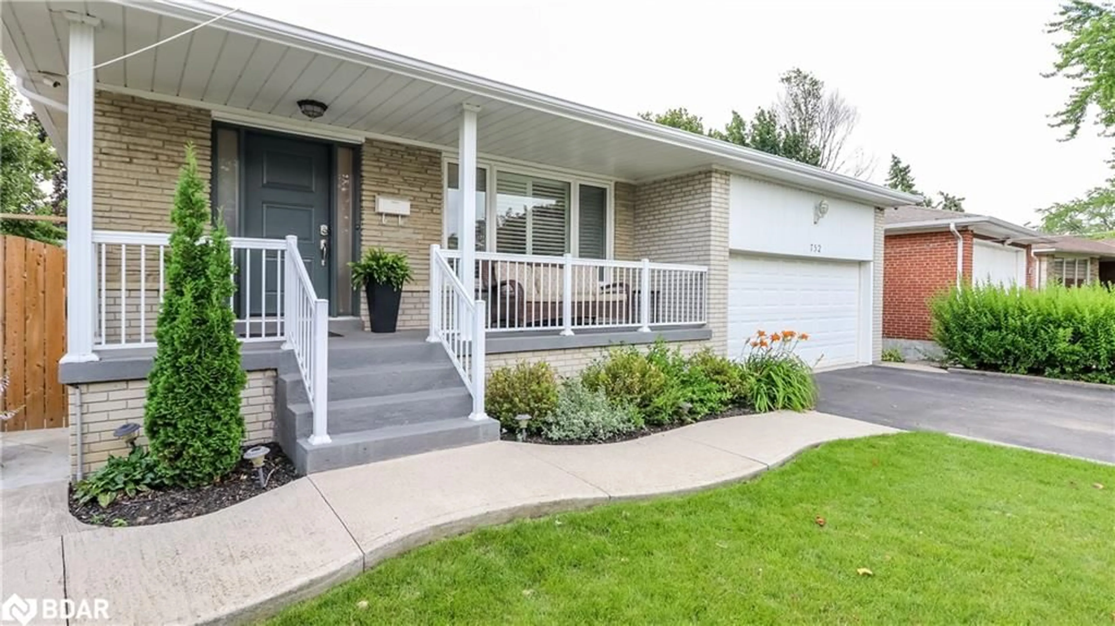 Home with vinyl exterior material, street for 752 Silcote Rd, Mississauga Ontario L4Y 2R6