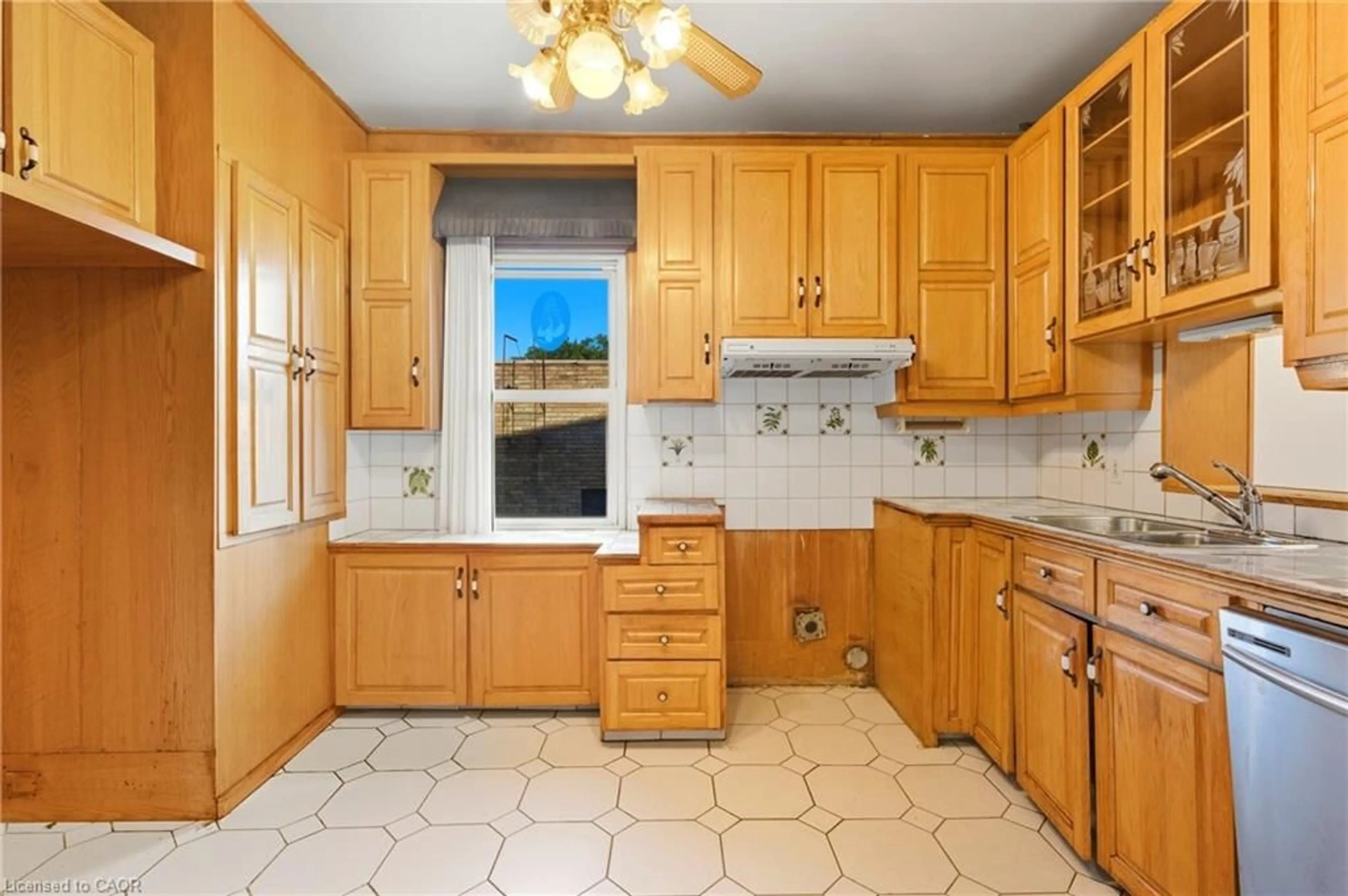 Standard kitchen, ceramic/tile floor for 11 Holton Ave, Hamilton Ontario L8M 2L3