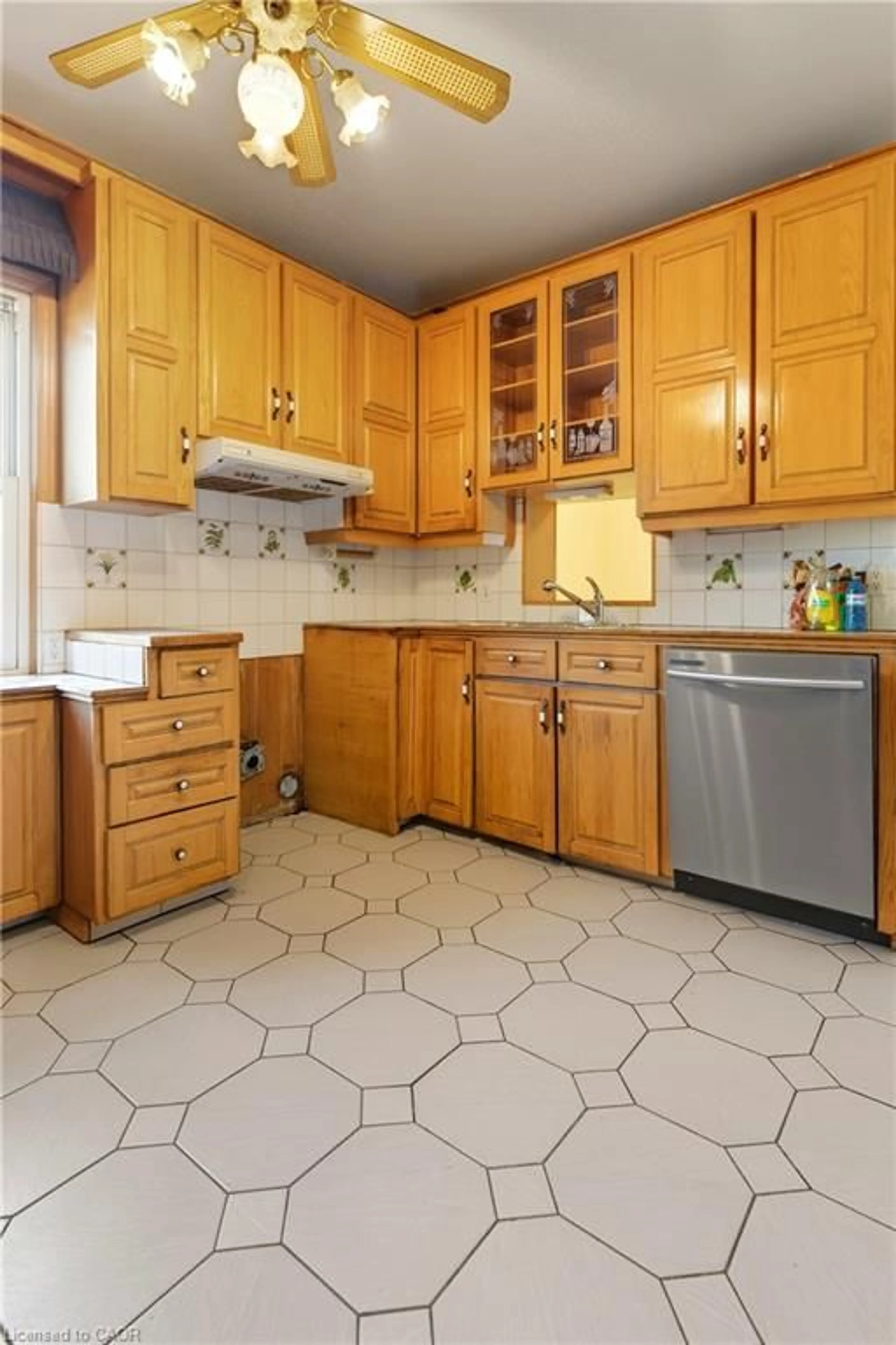 Standard kitchen, ceramic/tile floor for 11 Holton Ave, Hamilton Ontario L8M 2L3