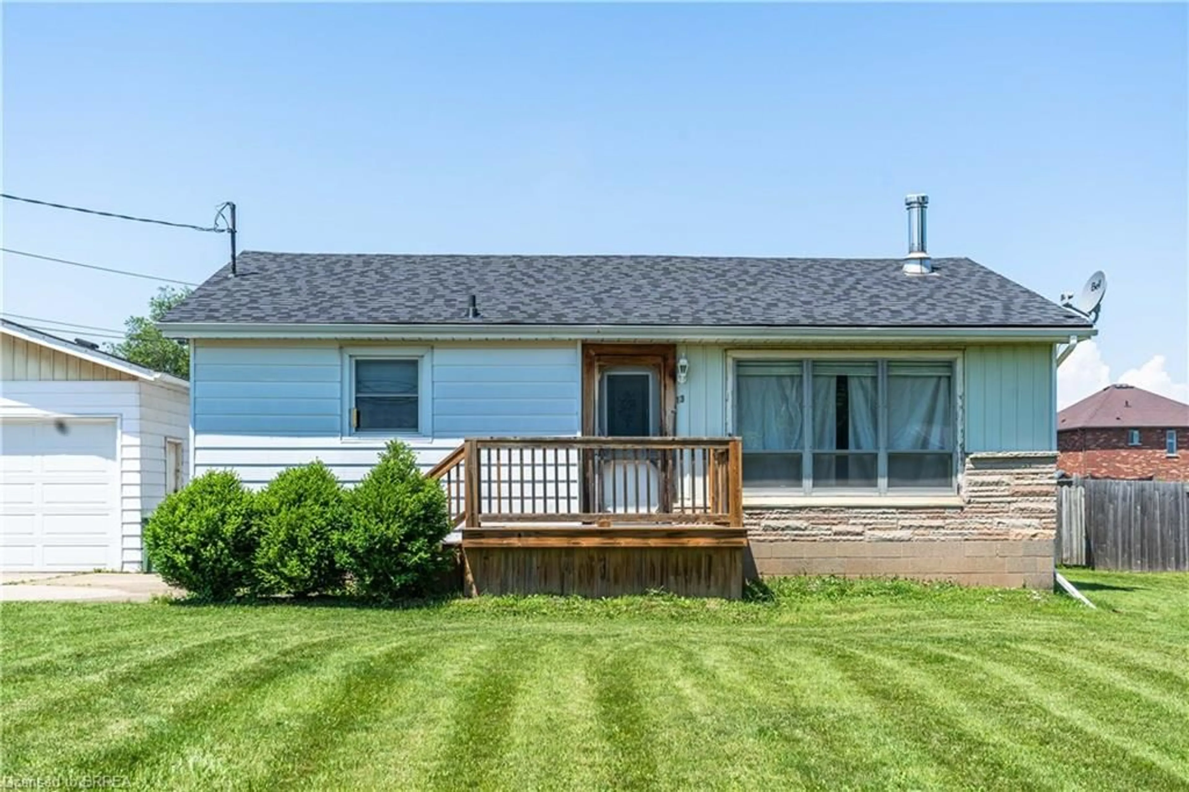Home with vinyl exterior material, unknown for 13 West Ave, Stoney Creek Ontario L8E 5L5