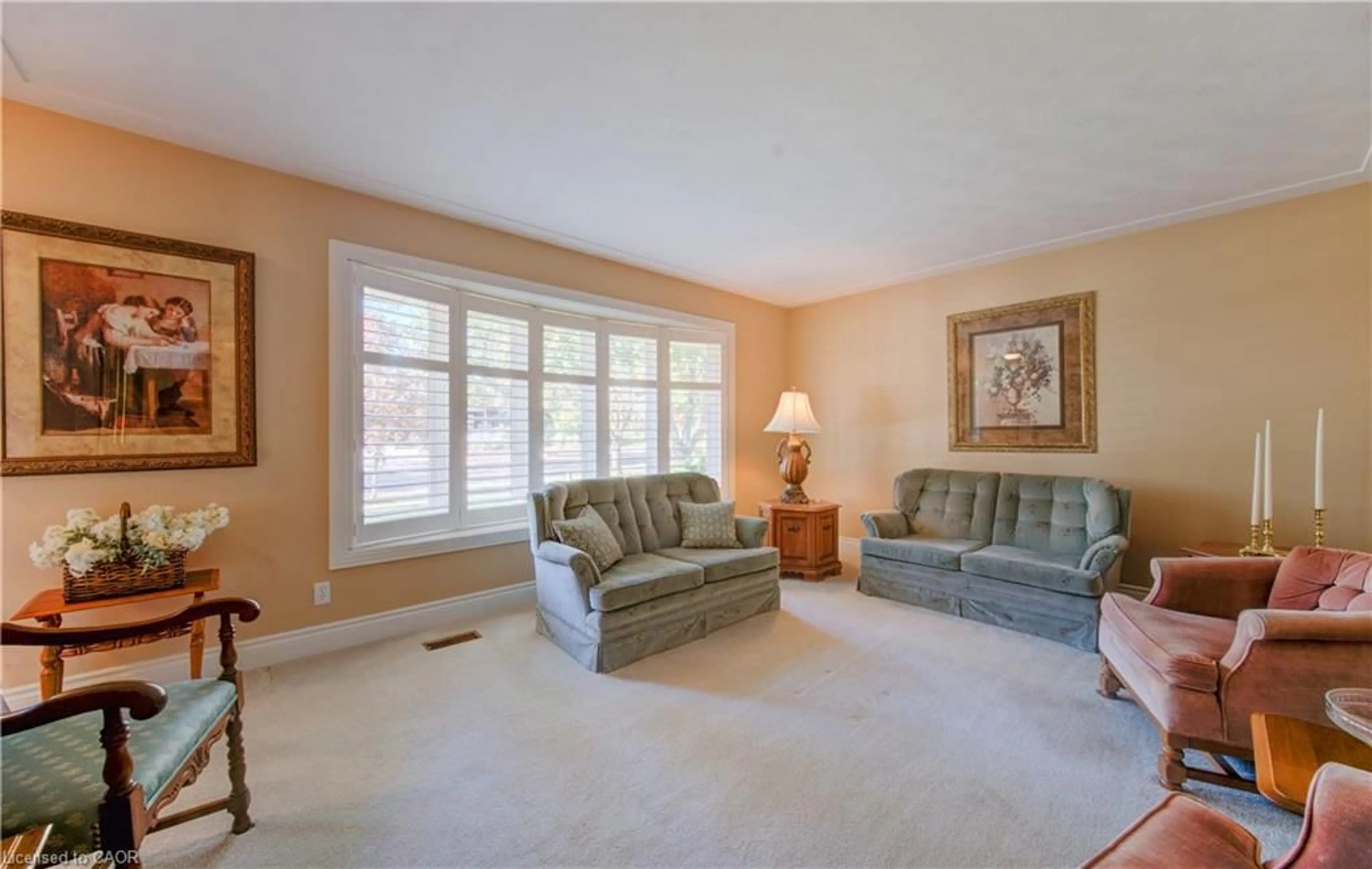 Living room with furniture, carpet floor for 54 Tanglewood Ave, Kitchener Ontario N2B 1S4