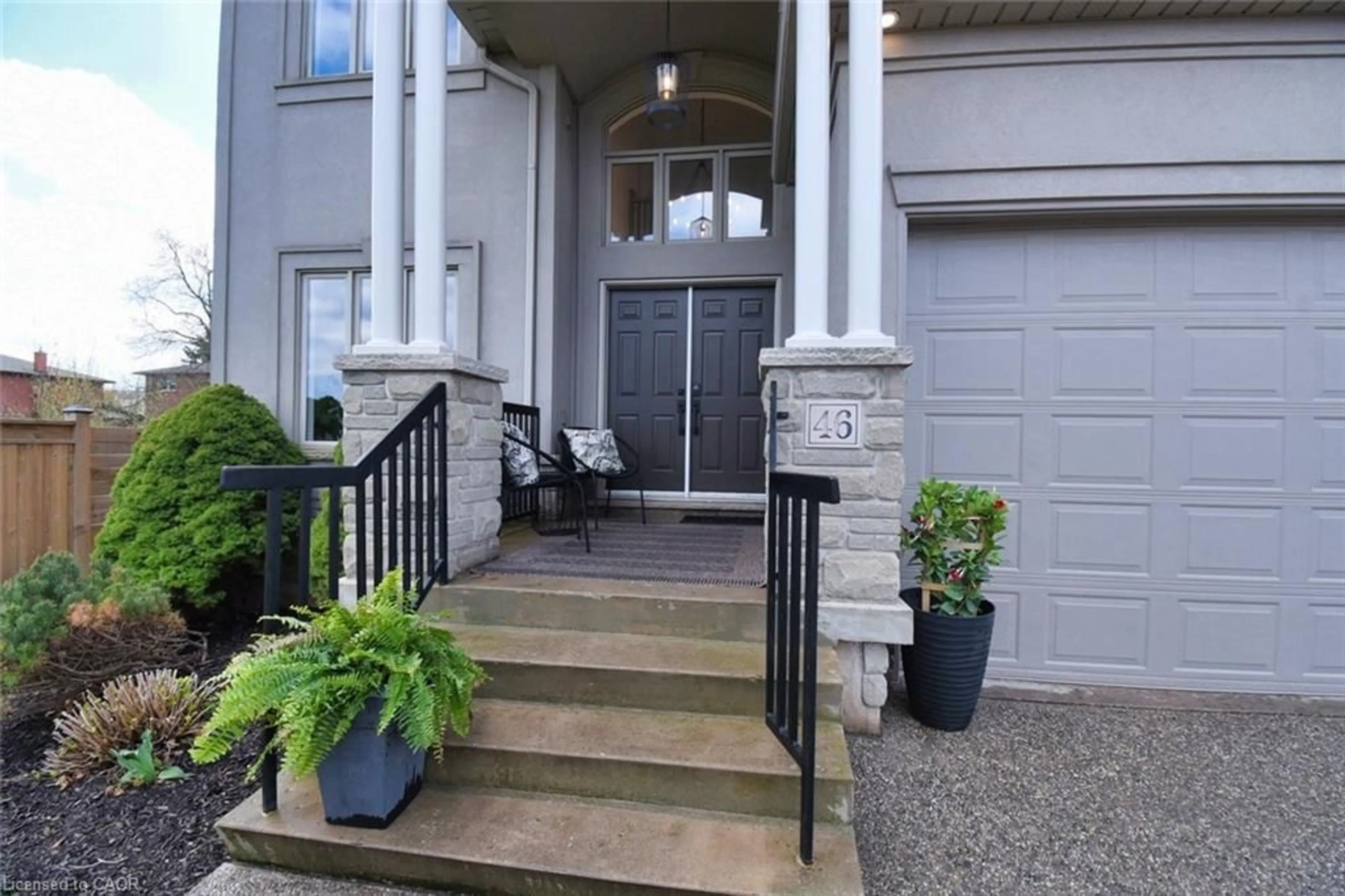 Indoor entryway for 46 Parkmanor Dr, Stoney Creek Ontario L8E 5L2