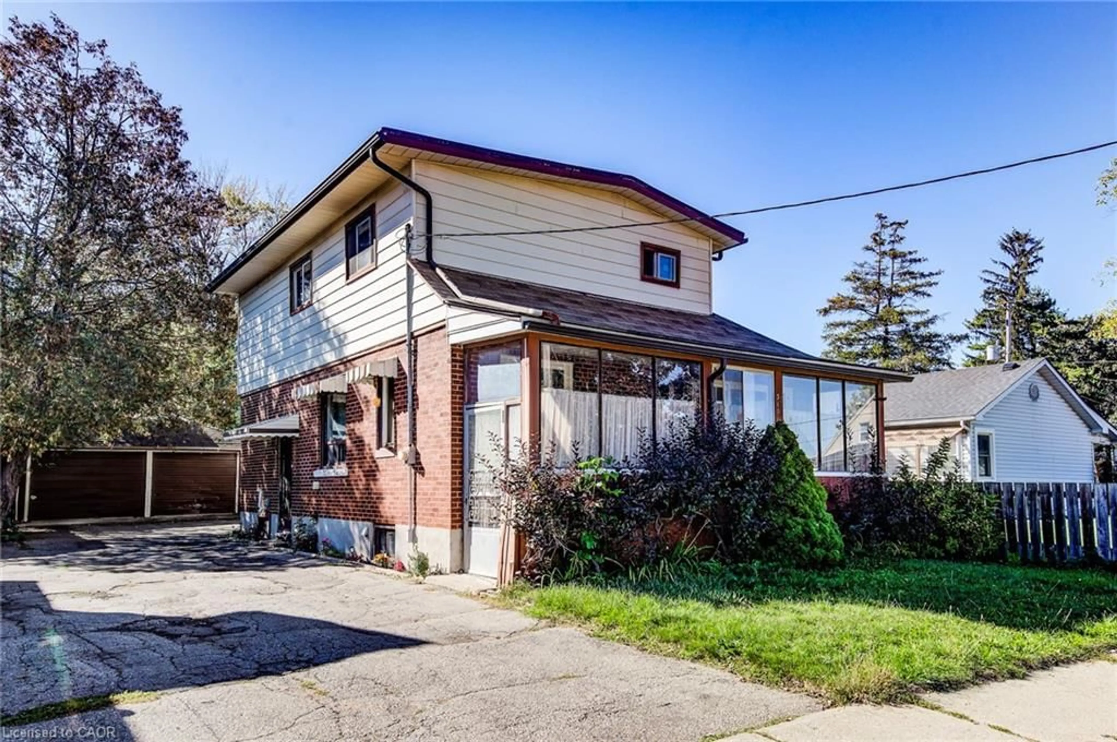 Home with brick exterior material, street for 318 Middle St, Cambridge Ontario N3H 3Z8