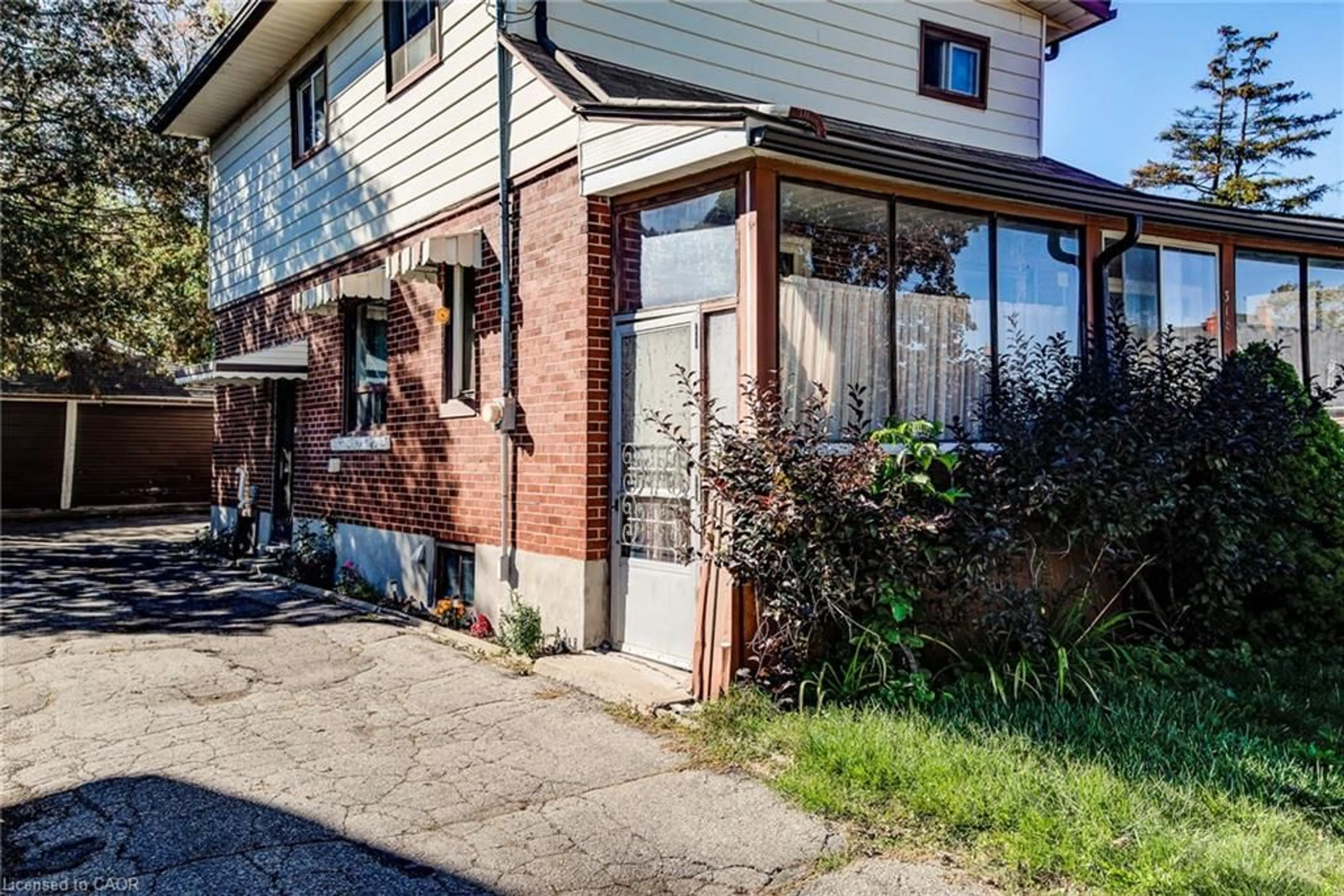 Home with brick exterior material, street for 318 Middle St, Cambridge Ontario N3H 3Z8
