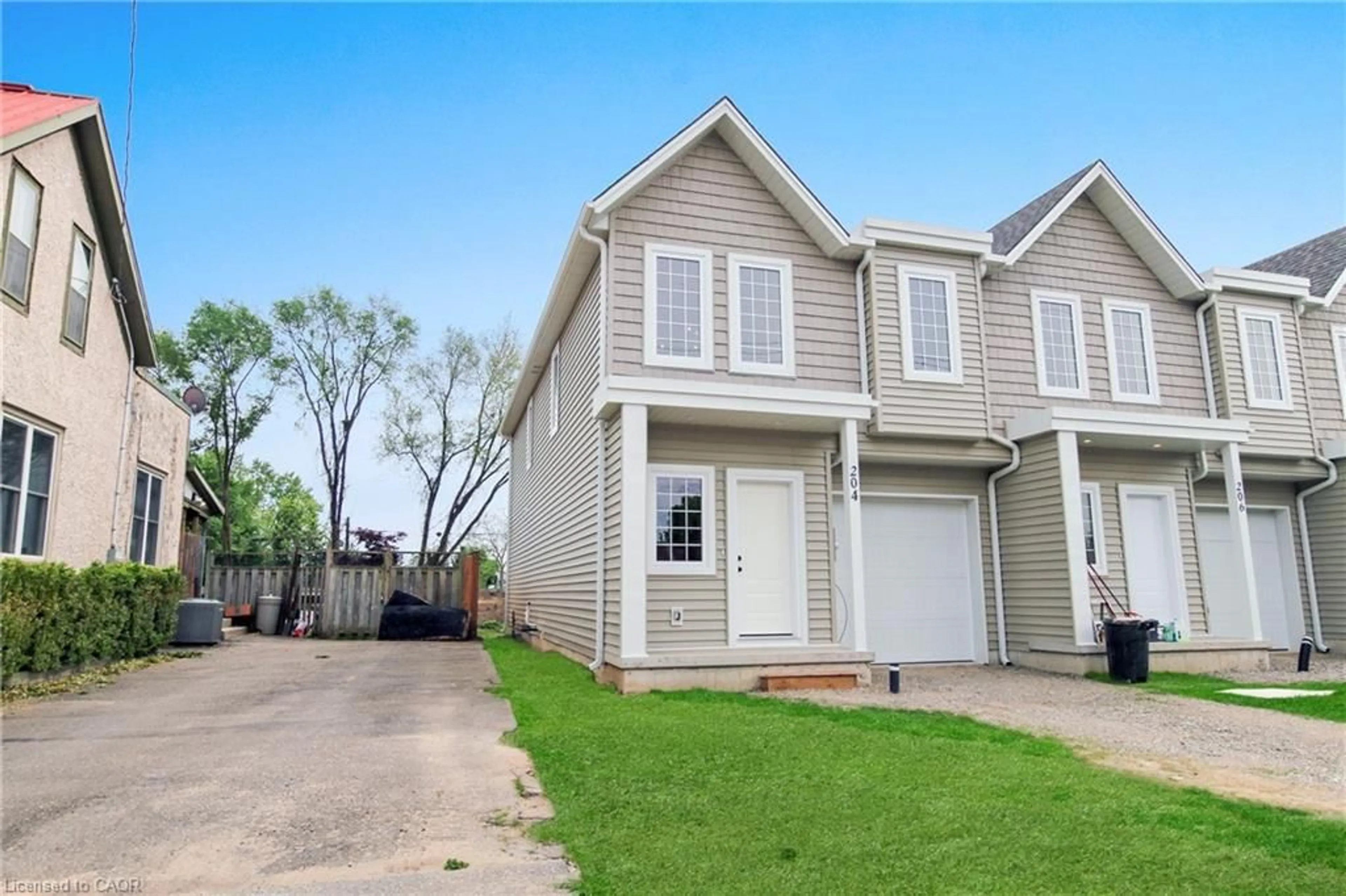 Home with vinyl exterior material, street for 204 William St, Delhi Ontario N4B 1M8