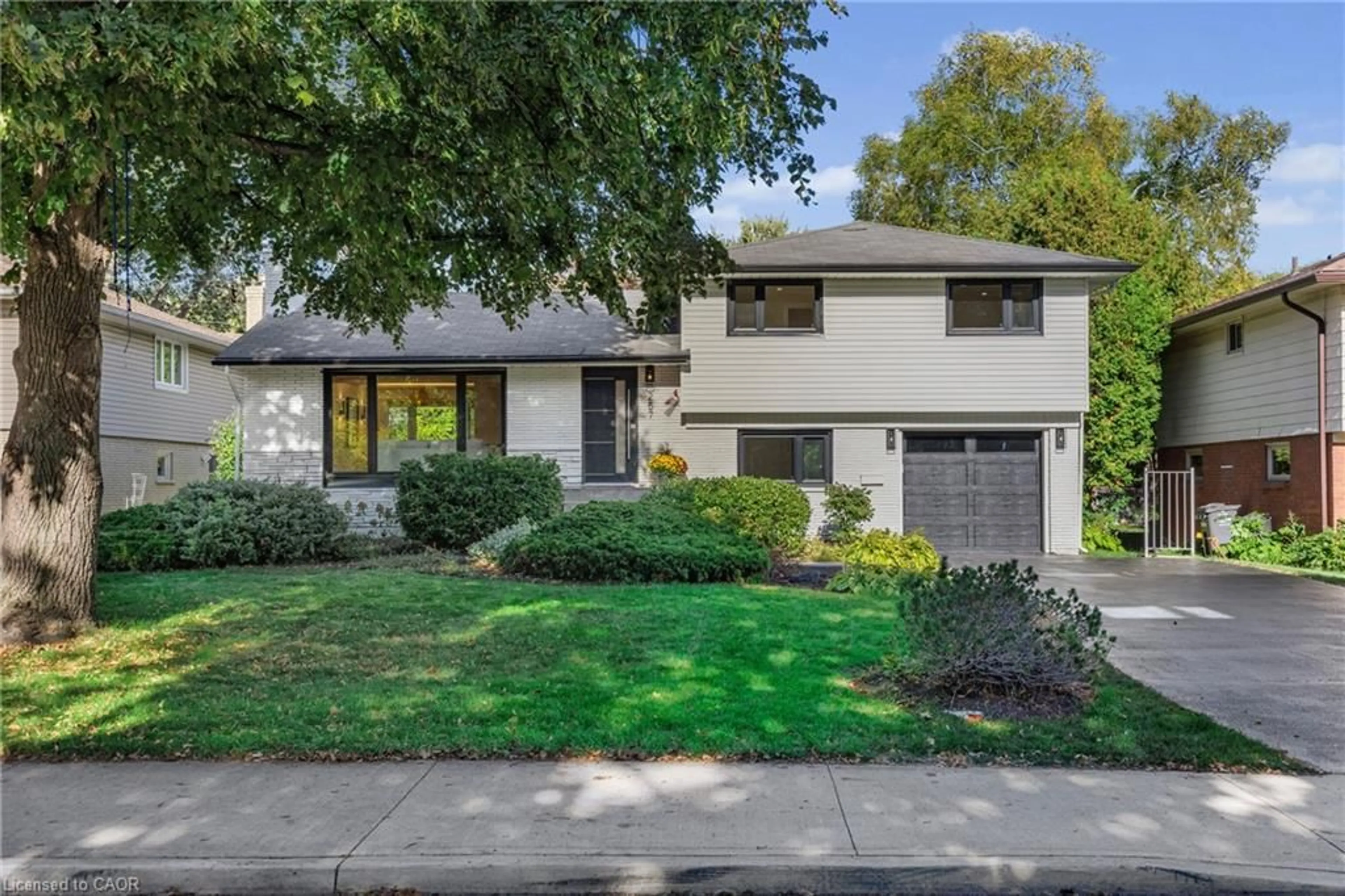 Home with brick exterior material, street for 257 Strathcona Dr, Burlington Ontario L7L 2C9