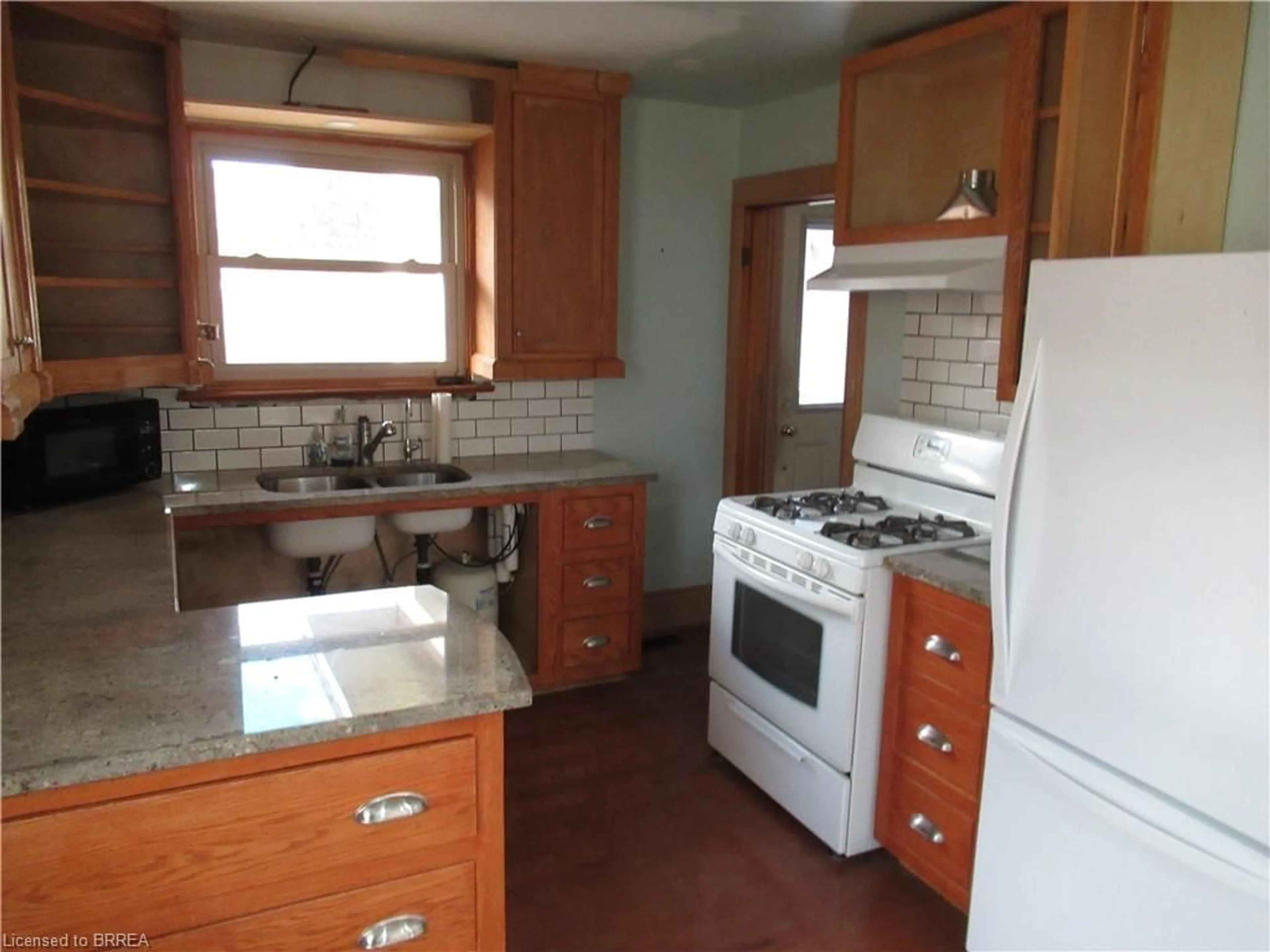 Standard kitchen, unknown for 140 Grand St, Brantford Ontario N3R 4B7