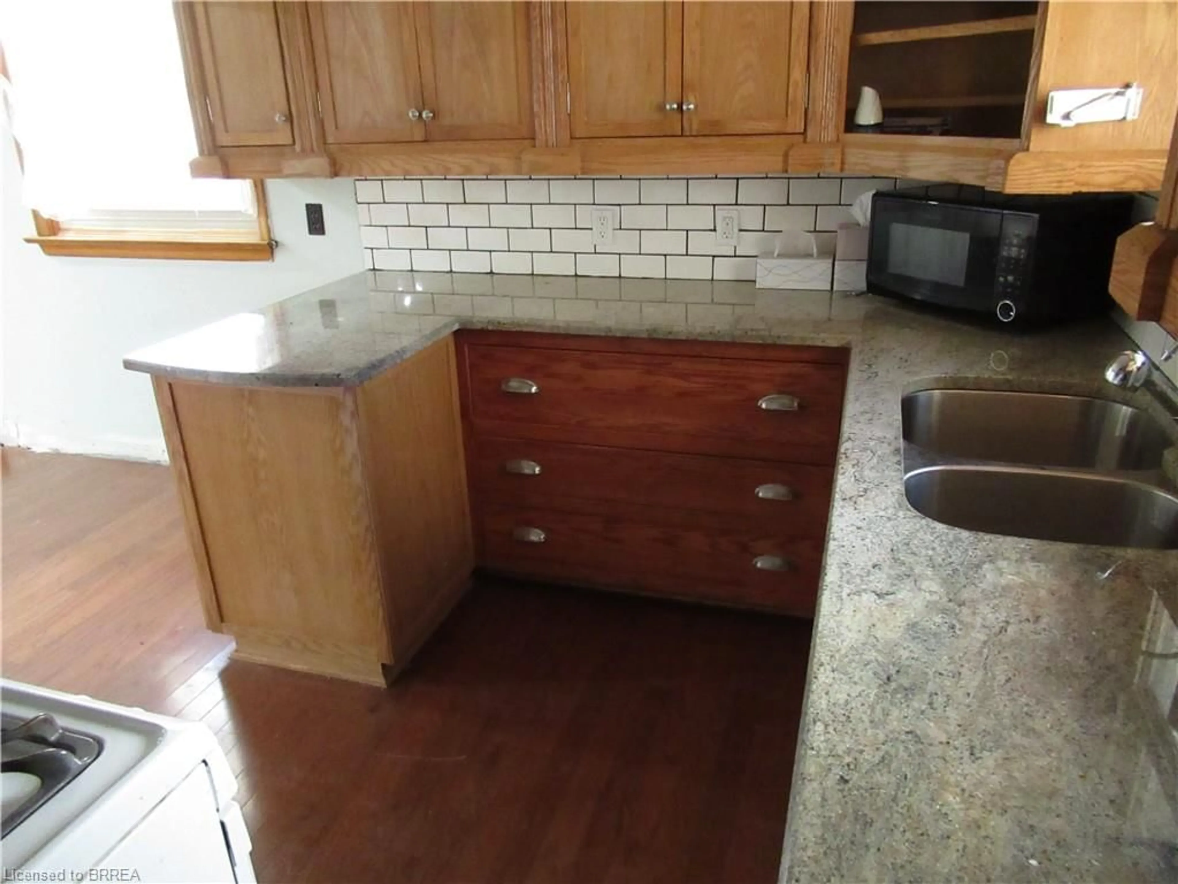 Standard kitchen, unknown for 140 Grand St, Brantford Ontario N3R 4B7