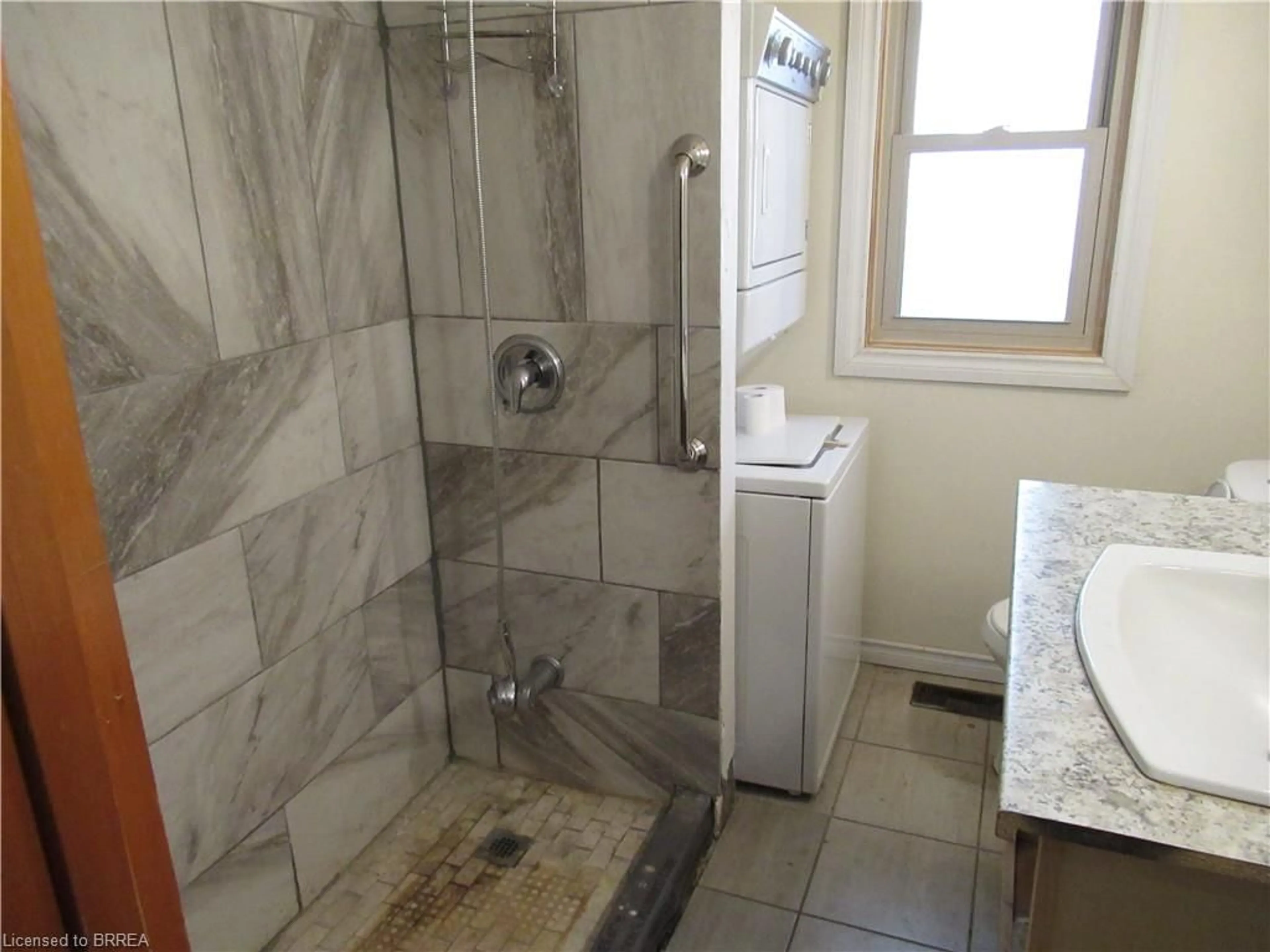 Standard bathroom, ceramic/tile floor for 140 Grand St, Brantford Ontario N3R 4B7