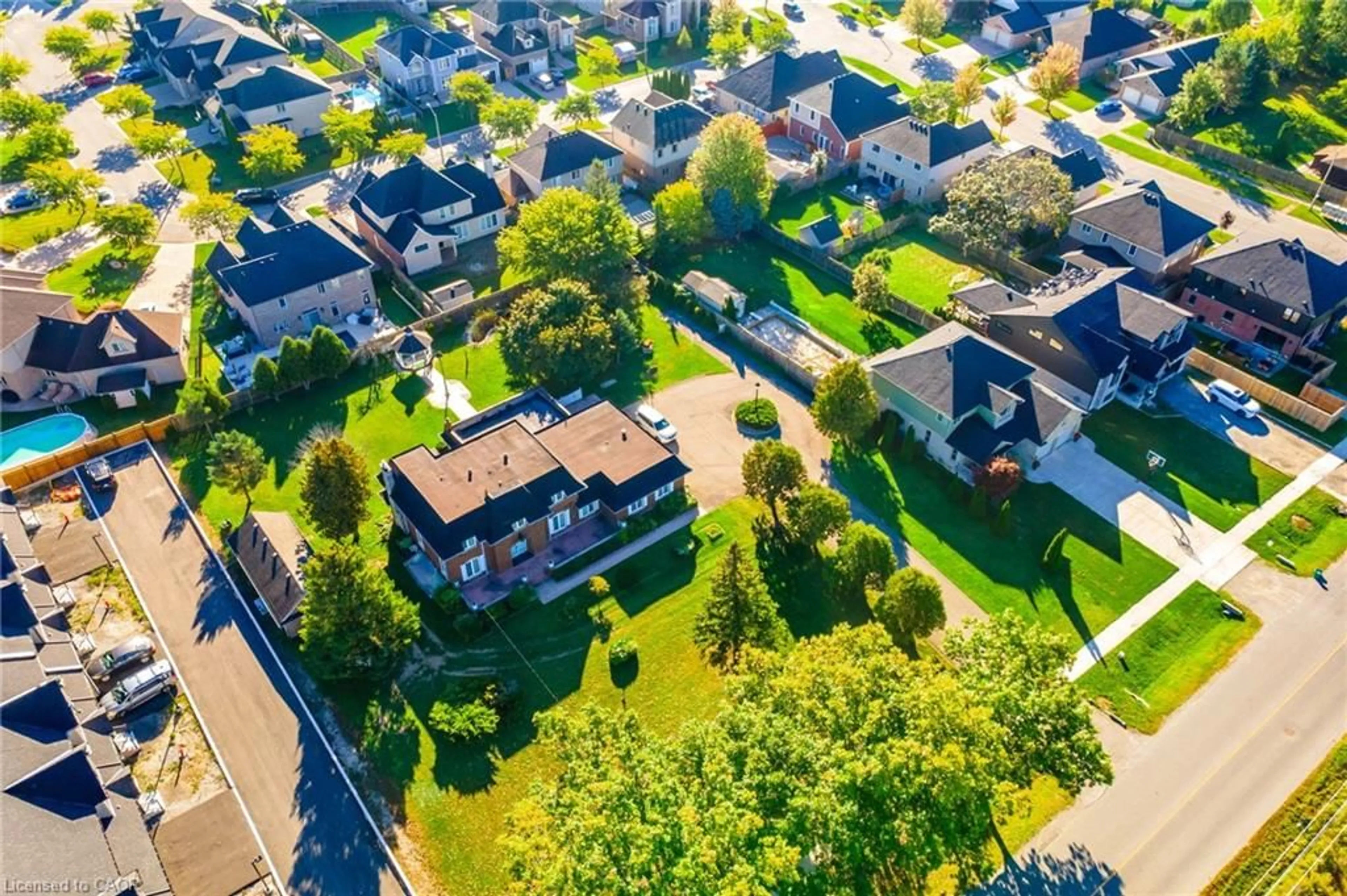 A pic from outside/outdoor area/front of a property/back of a property/a pic from drone, street for 6916 Garner Rd, Niagara Falls Ontario L2E 6S5