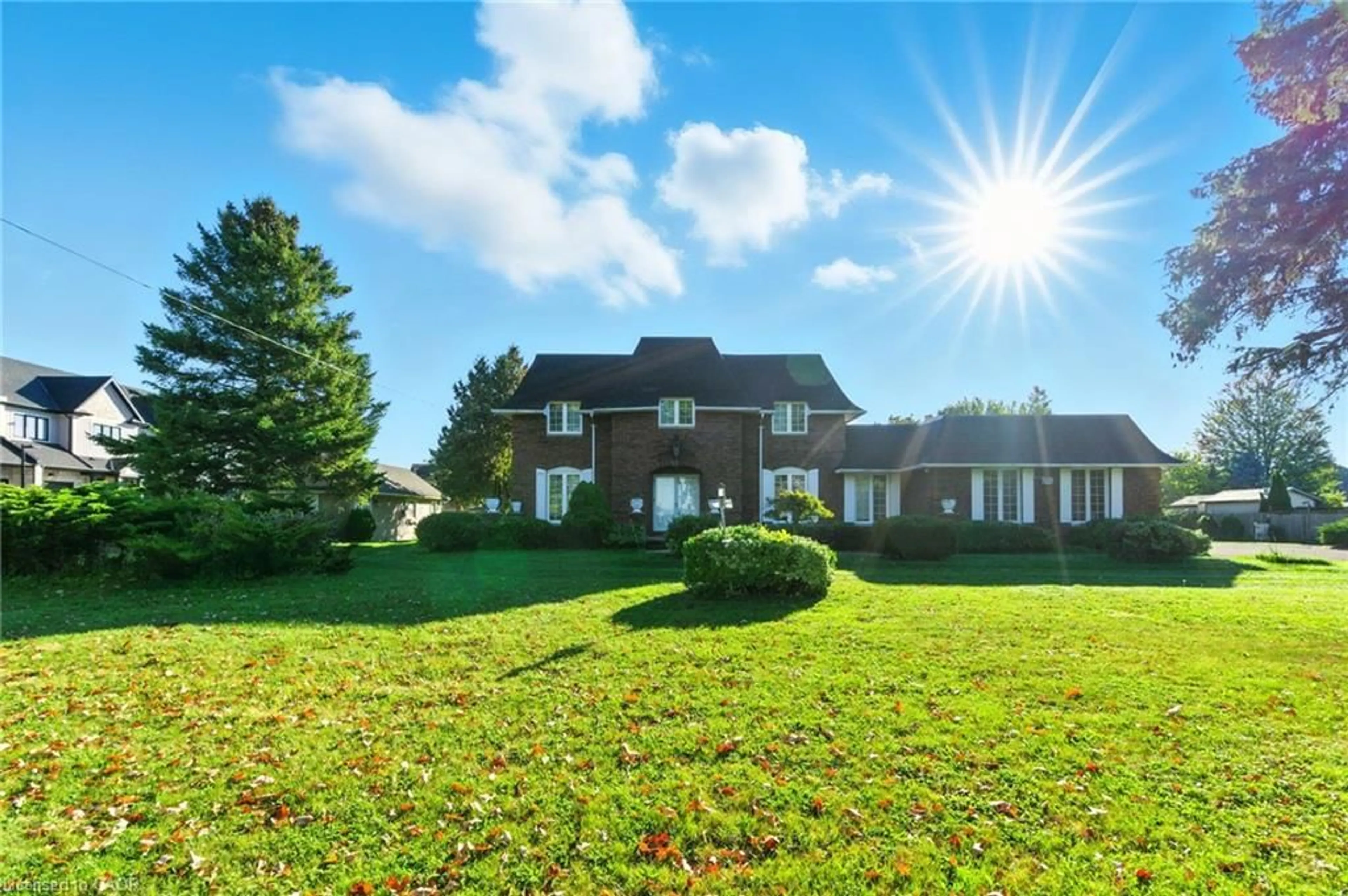 A pic from outside/outdoor area/front of a property/back of a property/a pic from drone, unknown for 6916 Garner Rd, Niagara Falls Ontario L2E 6S5