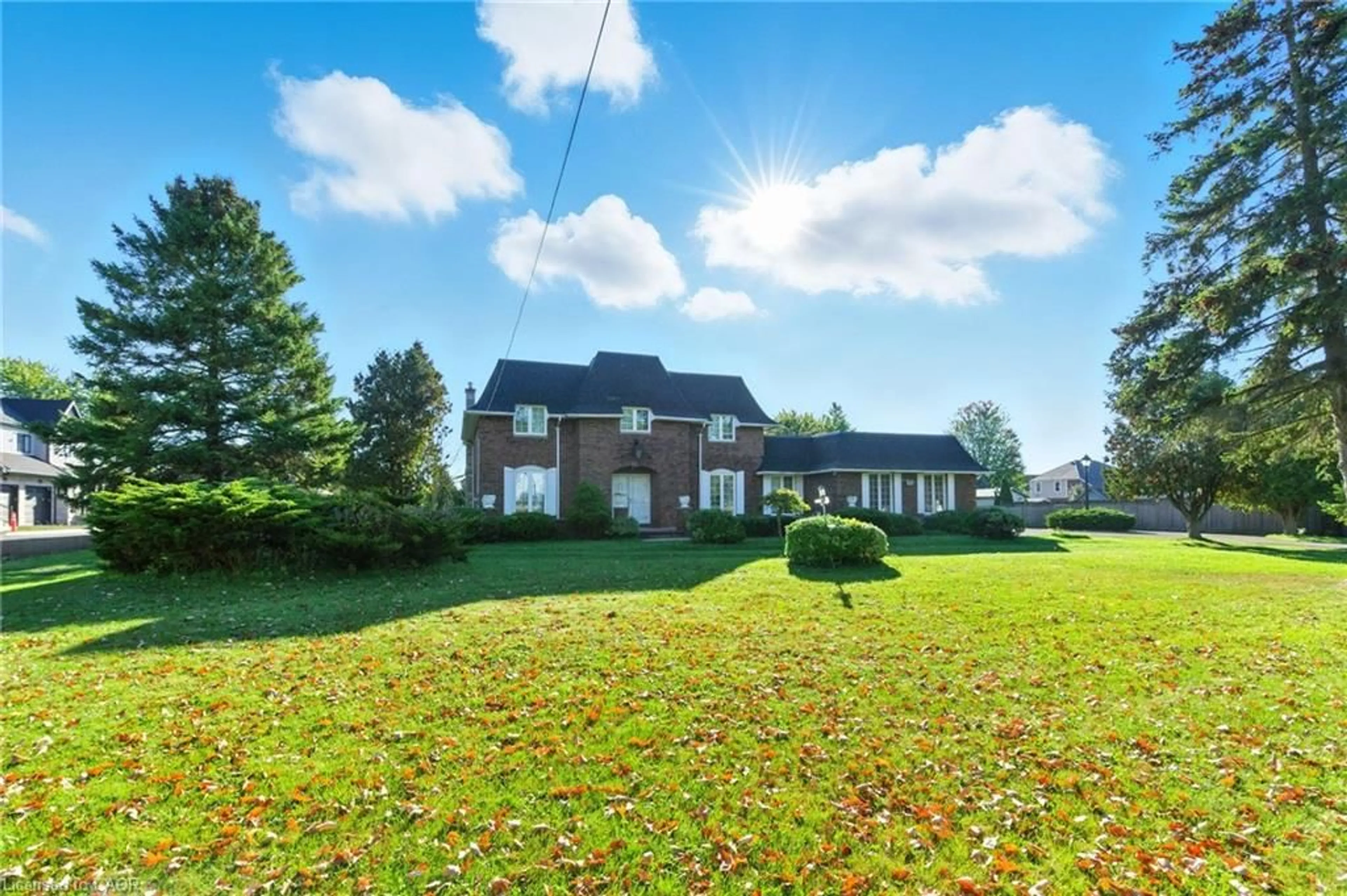 A pic from outside/outdoor area/front of a property/back of a property/a pic from drone, unknown for 6916 Garner Rd, Niagara Falls Ontario L2E 6S5