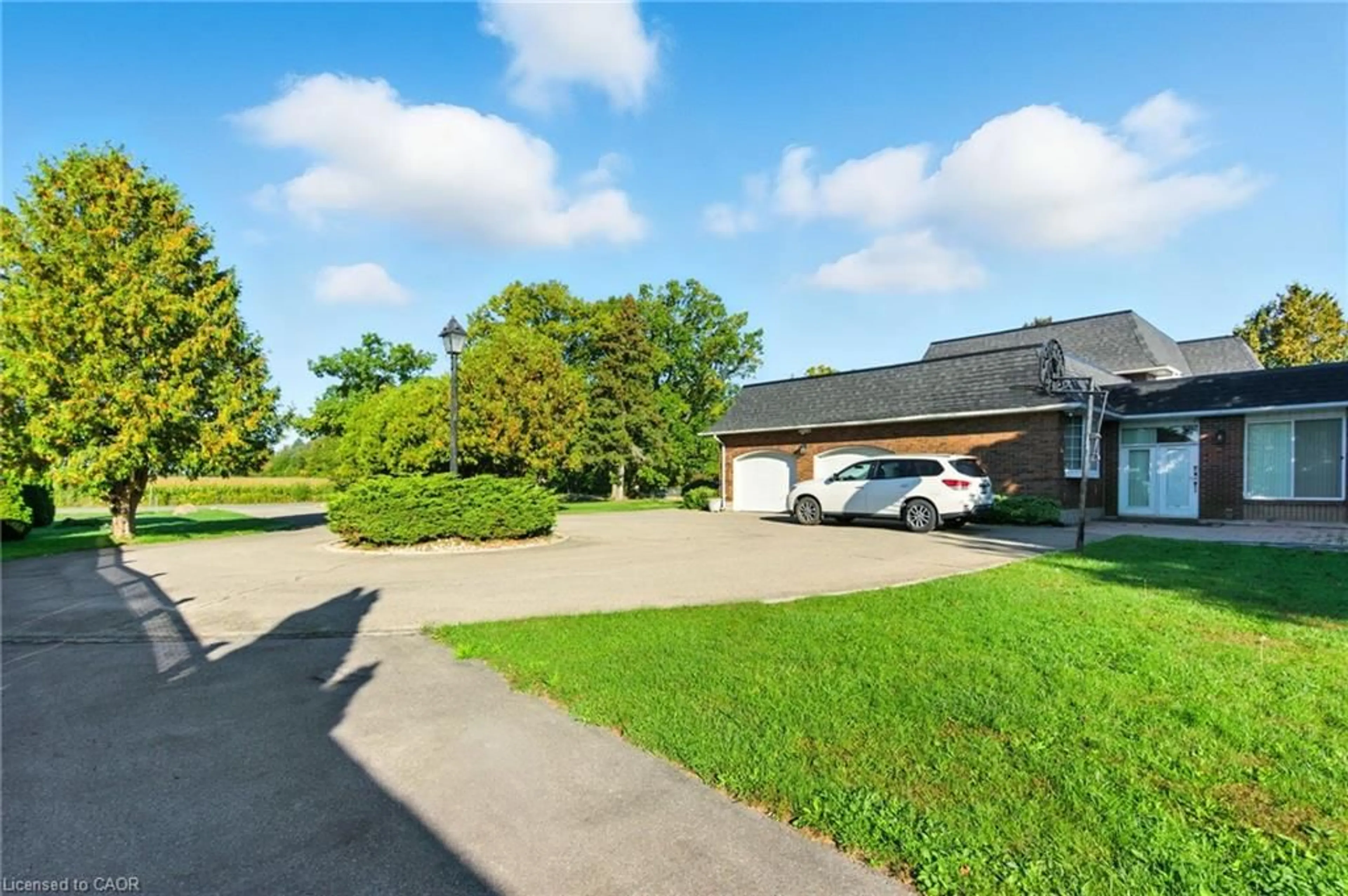 A pic from outside/outdoor area/front of a property/back of a property/a pic from drone, water/lake/river/ocean view for 6916 Garner Rd, Niagara Falls Ontario L2E 6S5