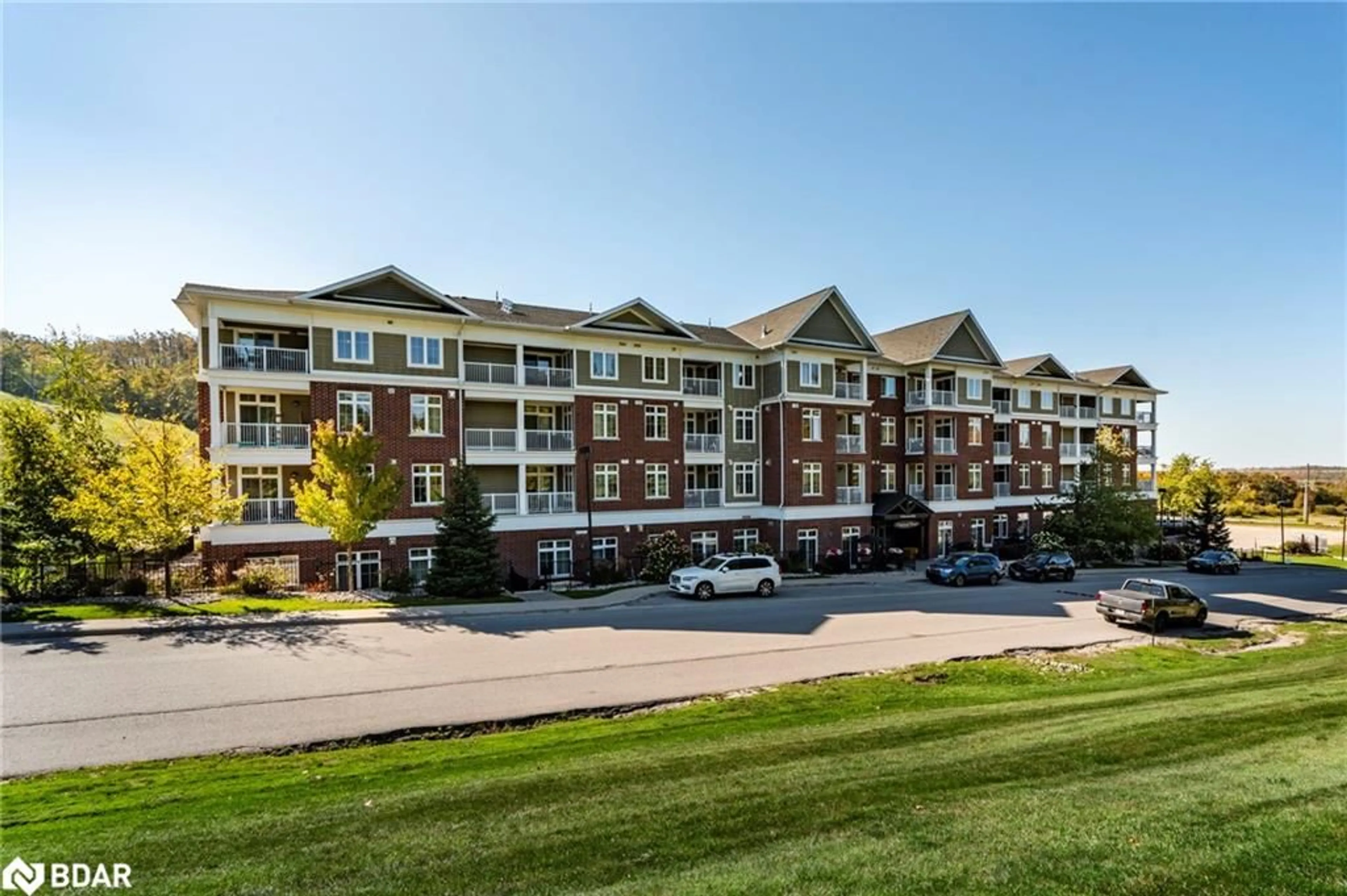A pic from outside/outdoor area/front of a property/back of a property/a pic from drone, building for 40 Horseshoe Boulevard Blvd #207, Oro-Medonte Ontario L4M 4Y8