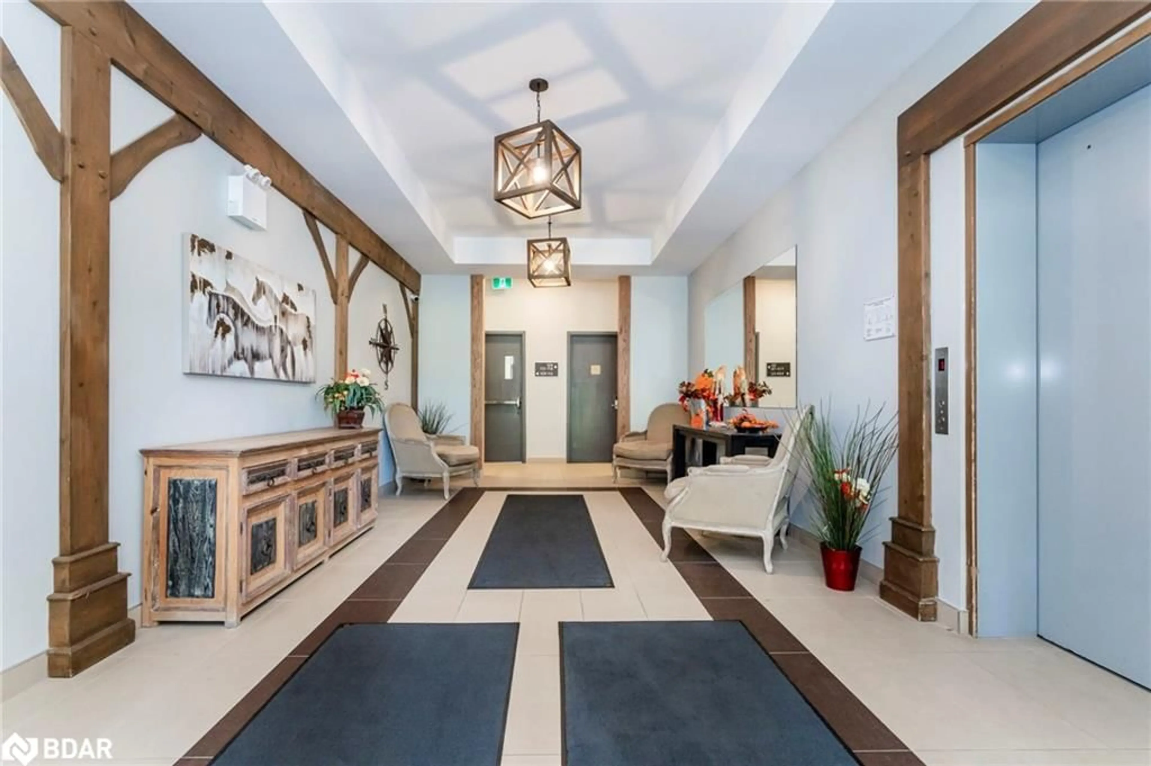 Indoor foyer for 40 Horseshoe Boulevard Blvd #207, Oro-Medonte Ontario L4M 4Y8