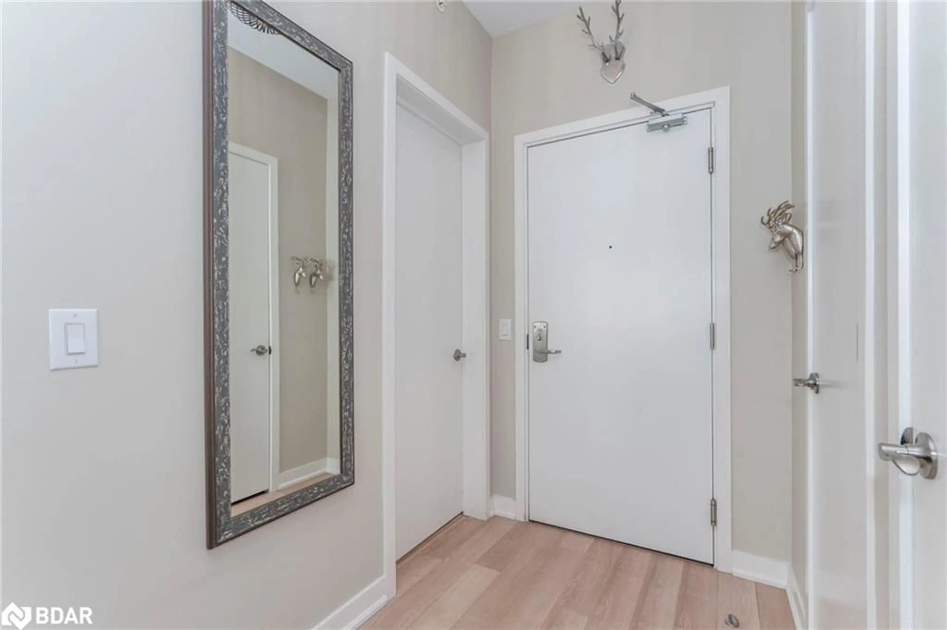 Indoor entryway for 40 Horseshoe Boulevard Blvd #207, Oro-Medonte Ontario L4M 4Y8