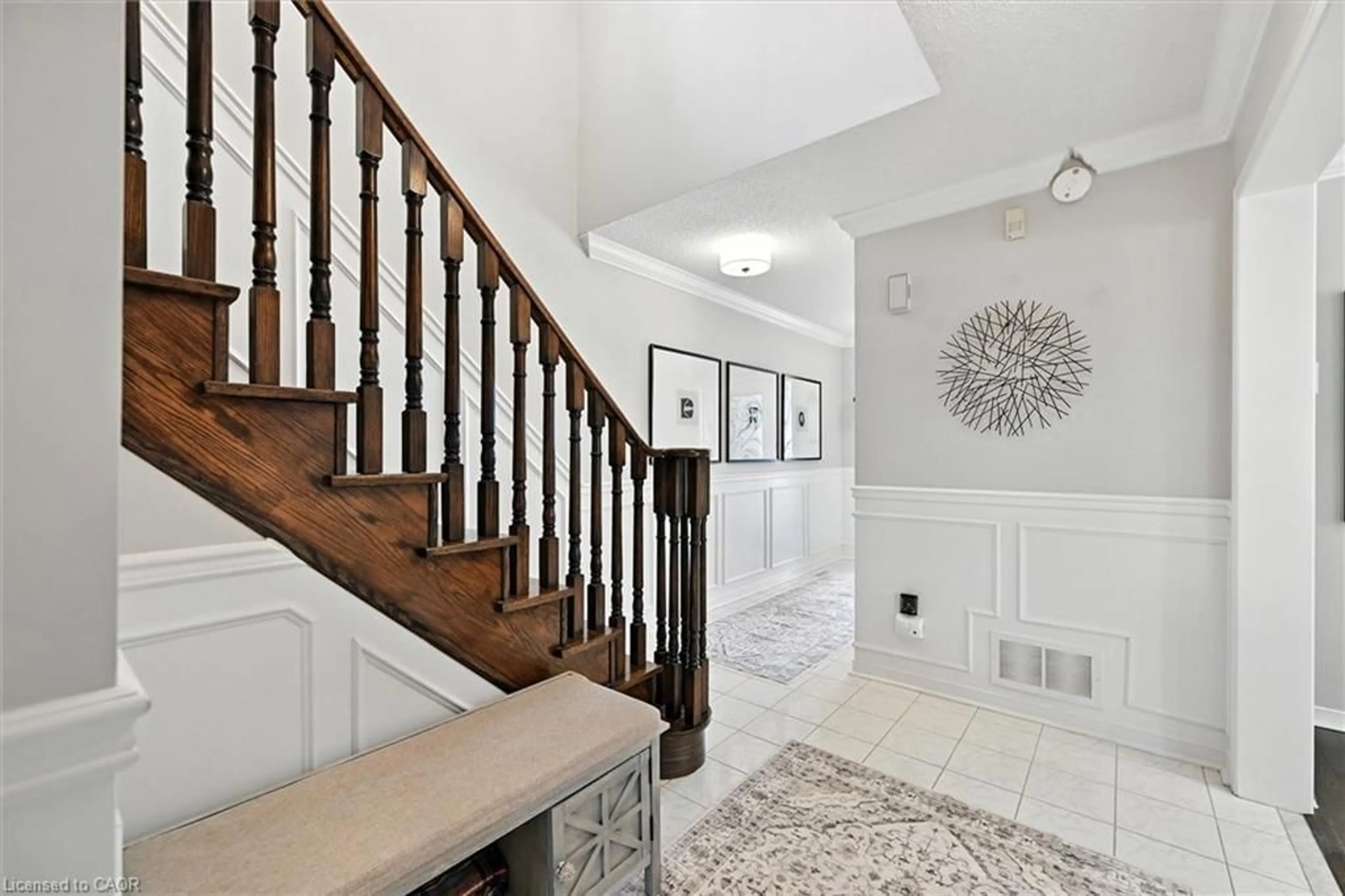 Indoor entryway for 5516 Haddon Hall Rd, Mississauga Ontario L5M 5G5