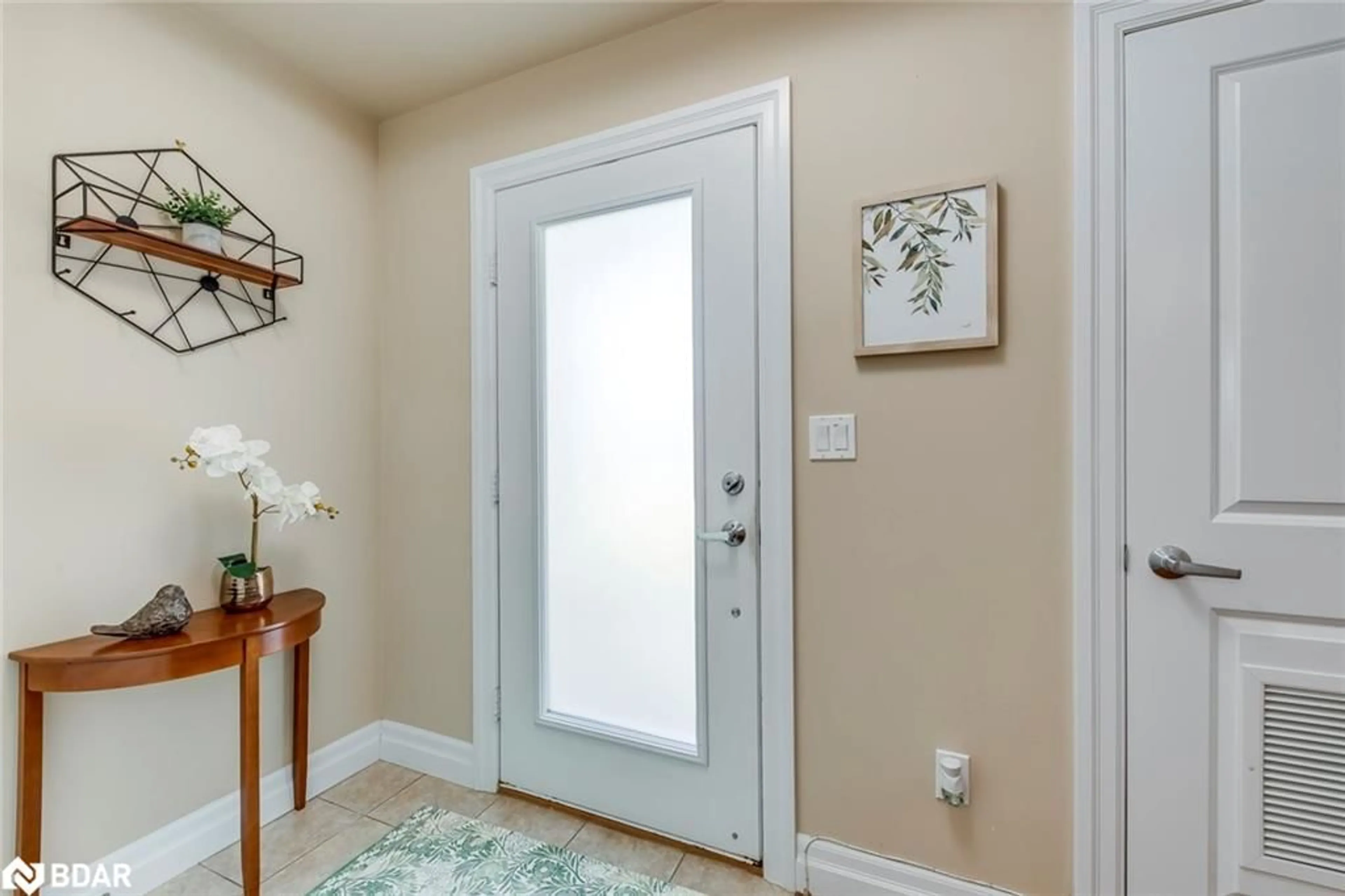 Indoor entryway for 760 Woodhill Dr #221, Fergus Ontario N1M 3W5