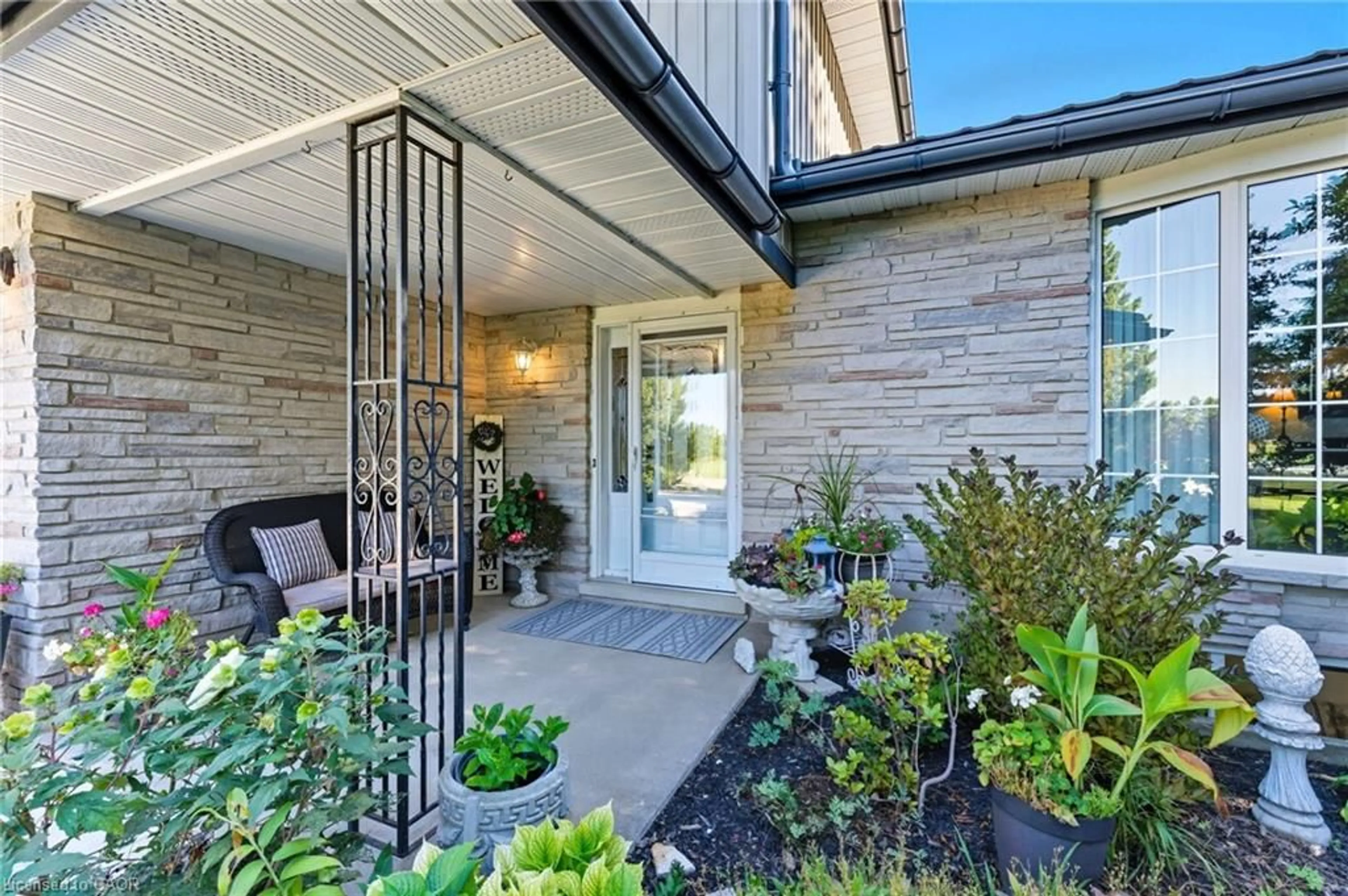 Indoor entryway for 1327 Puddicombe Rd, New Hamburg Ontario N3A 2Z3