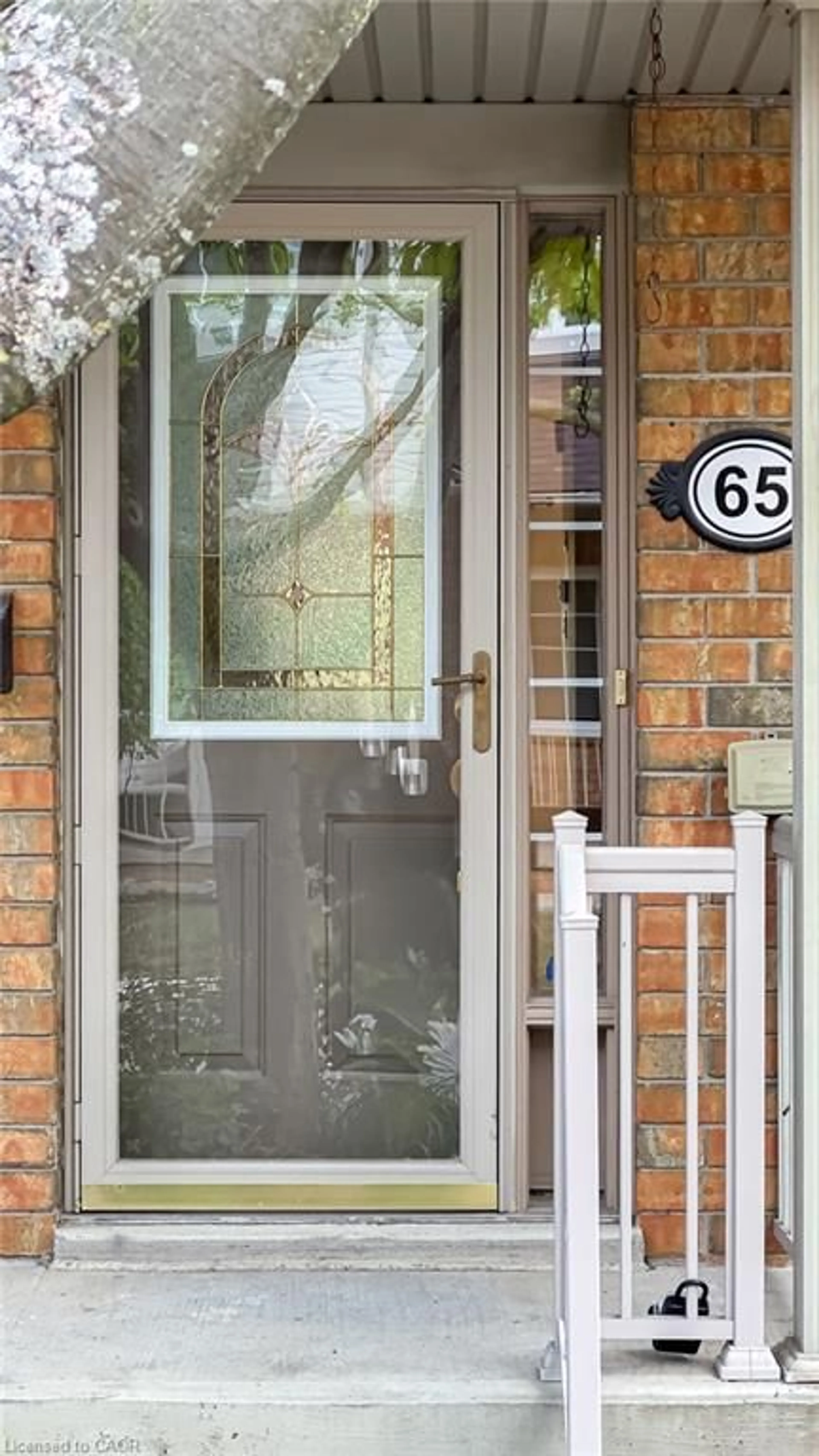 Indoor entryway for 100 Beddoe Dr #65, Hamilton Ontario L8P 4Z2