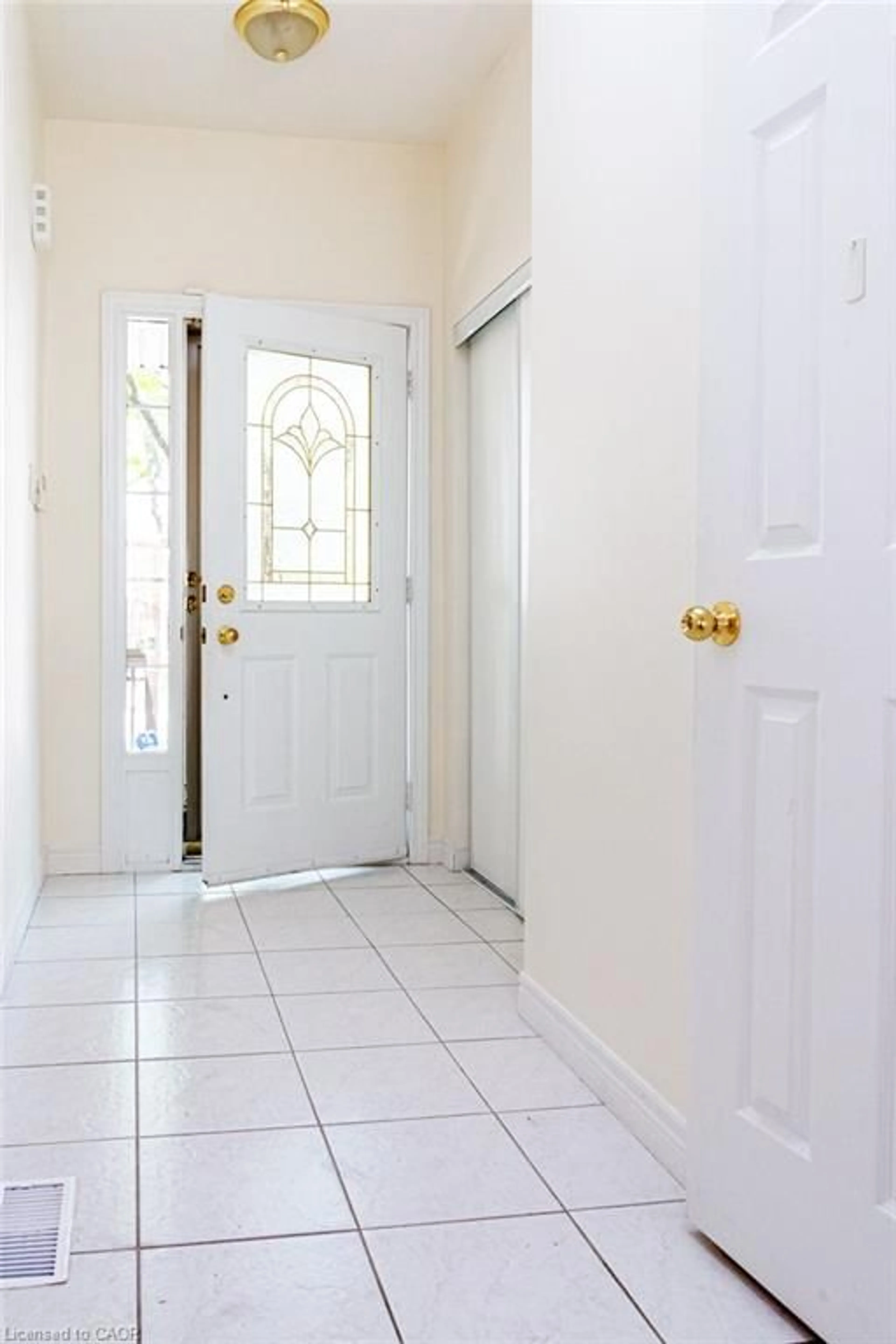 Indoor entryway for 100 Beddoe Dr #65, Hamilton Ontario L8P 4Z2