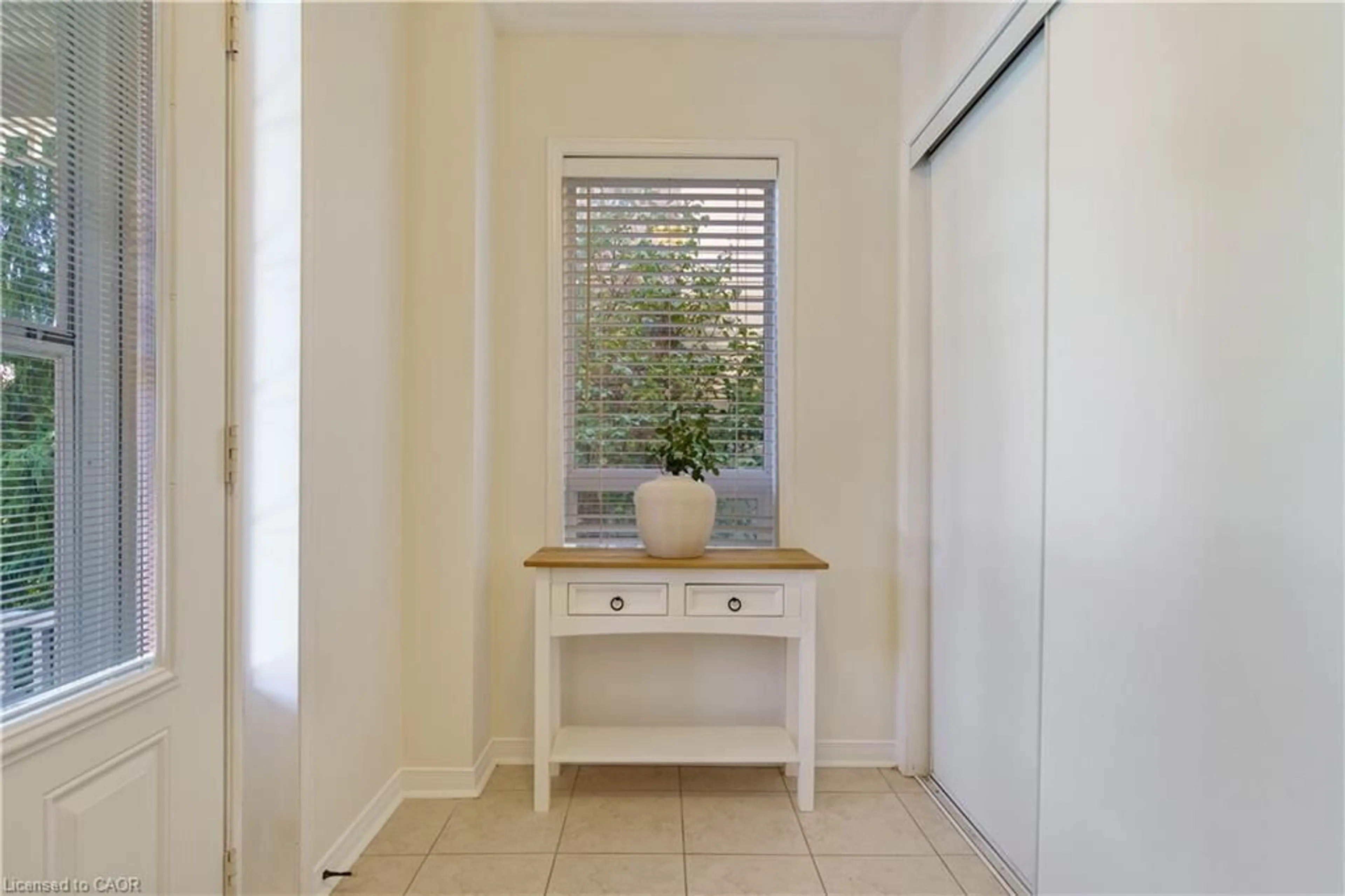 Indoor entryway for 14 Fox Run, Waterdown Ontario L0R 2H8