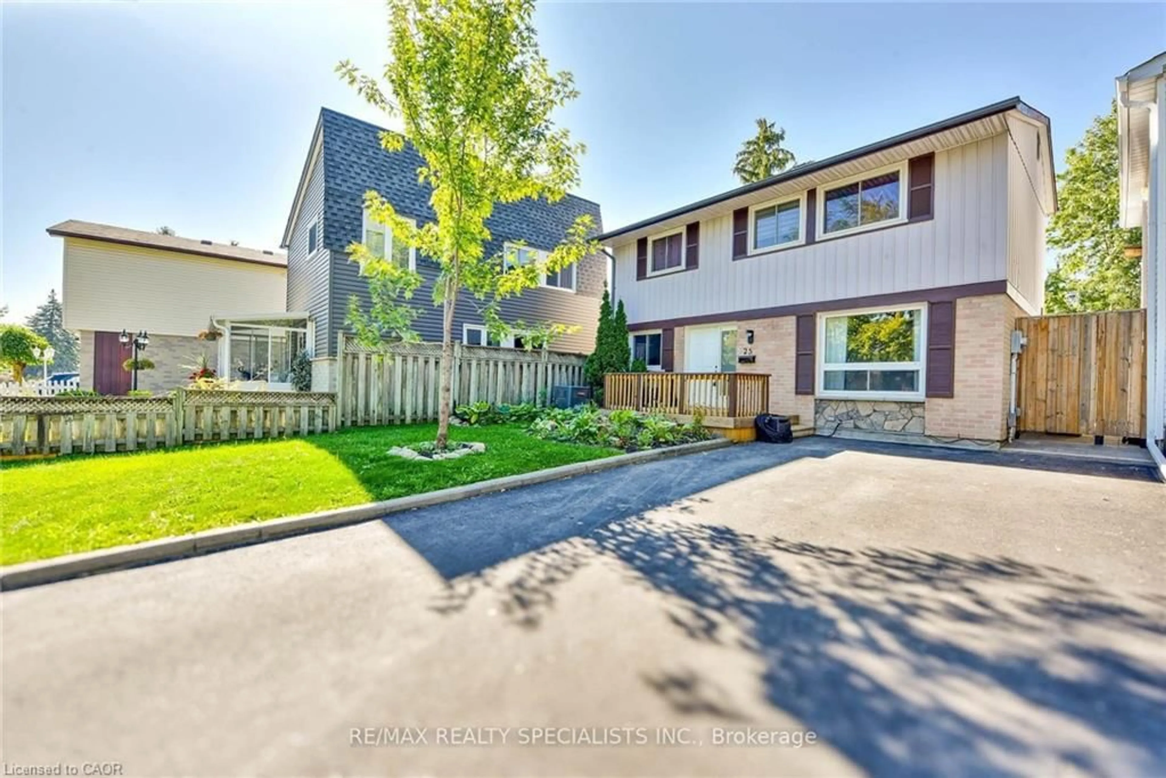 A pic from outside/outdoor area/front of a property/back of a property/a pic from drone, street for 25 Homer Sq, Brampton Ontario L6S 1X9