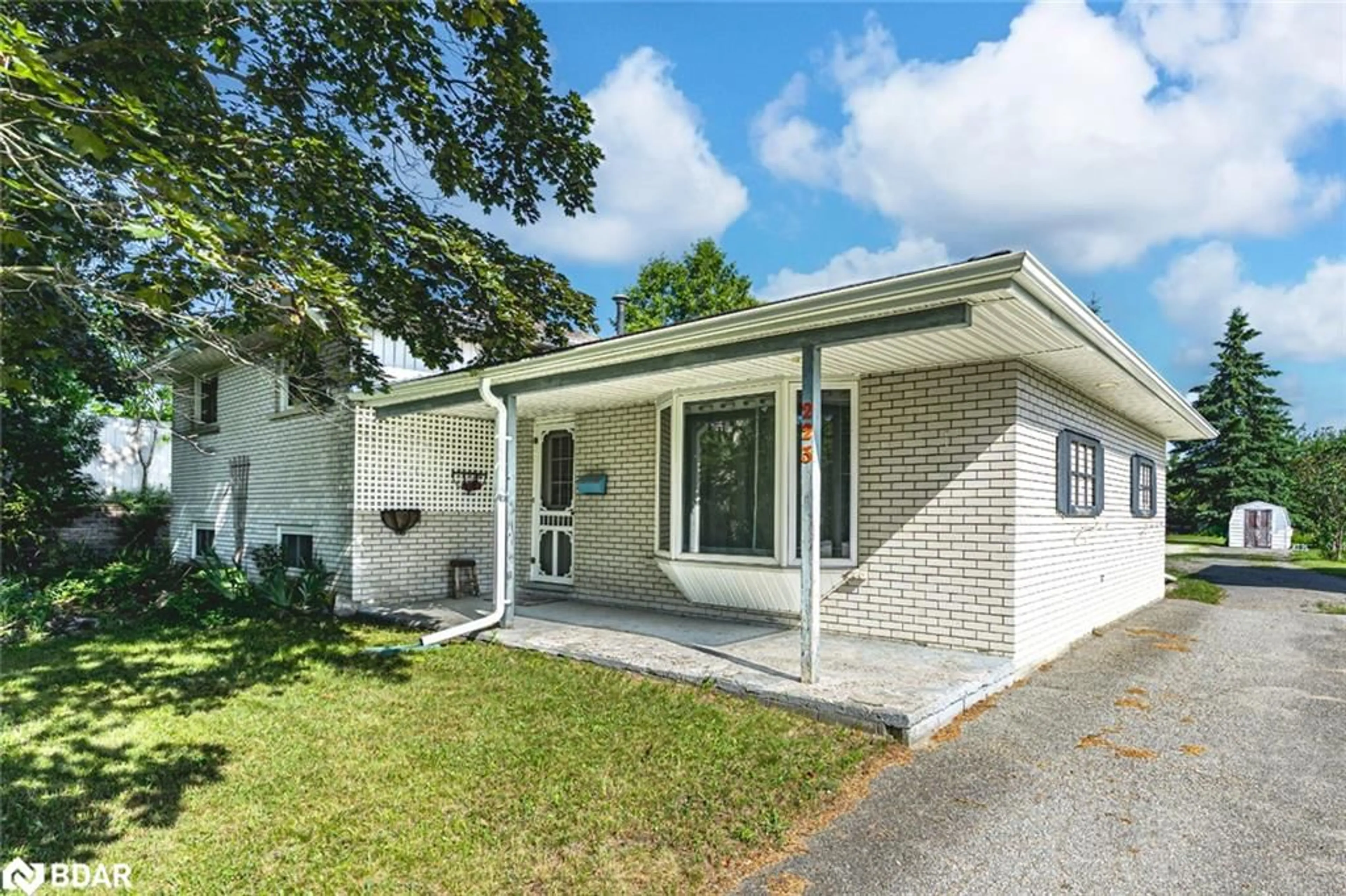 Home with vinyl exterior material, street for 223 Phillips St, Barrie Ontario L4N 3V2
