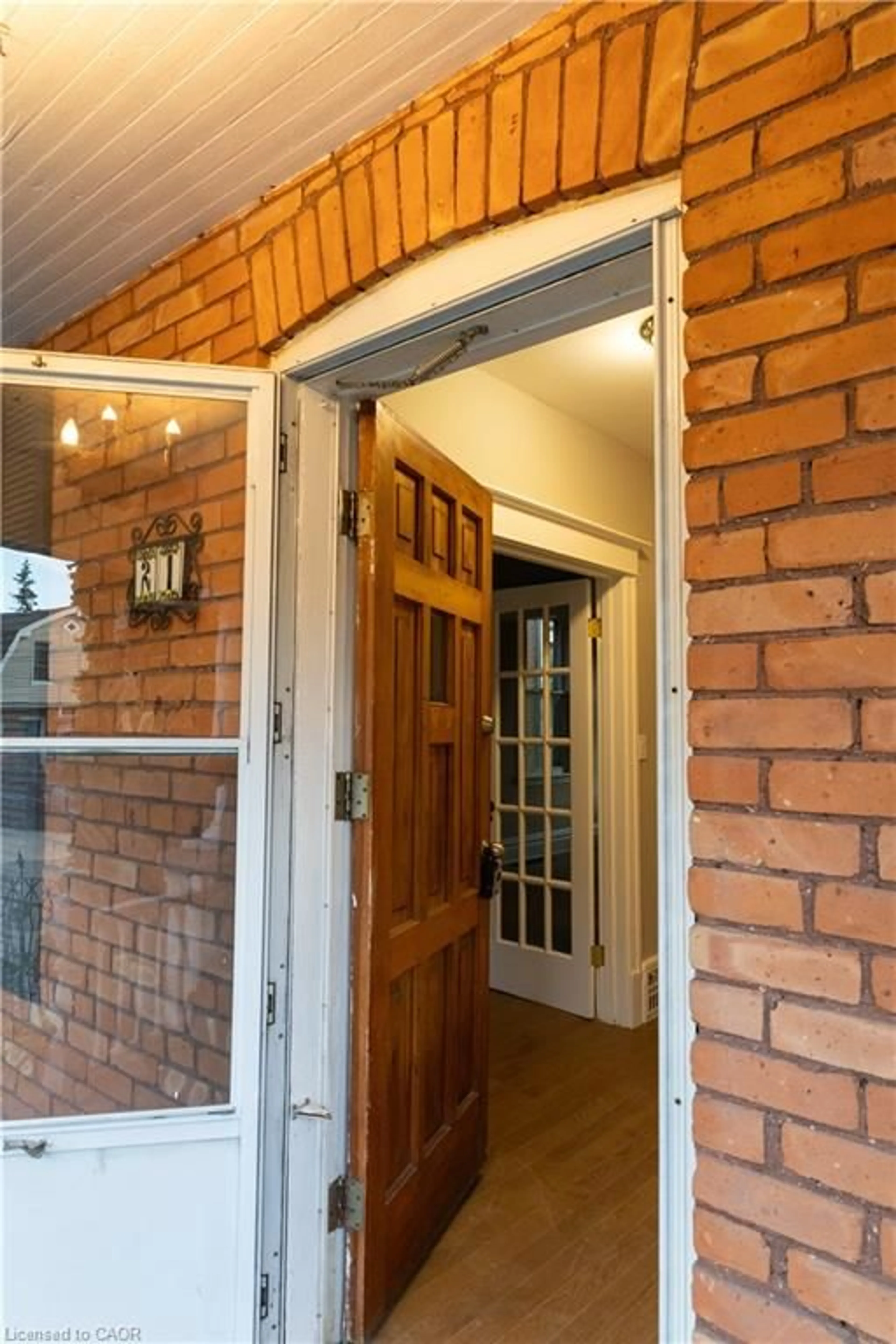Indoor foyer for 21 Sunset Ave, Hamilton Ontario L8R 1V7