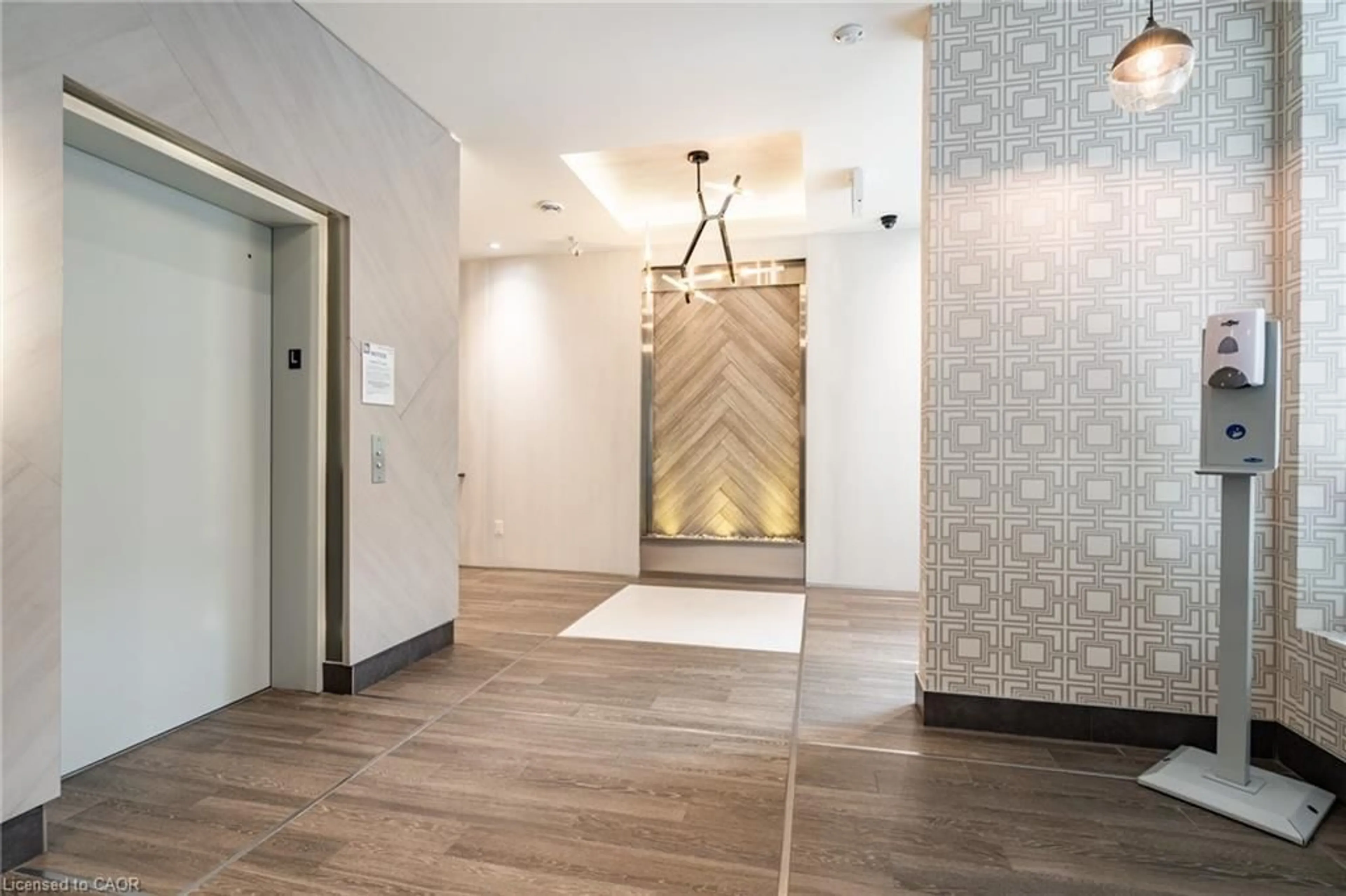 Indoor foyer for 467 Charlton Ave #308, Hamilton Ontario L8N 0B3