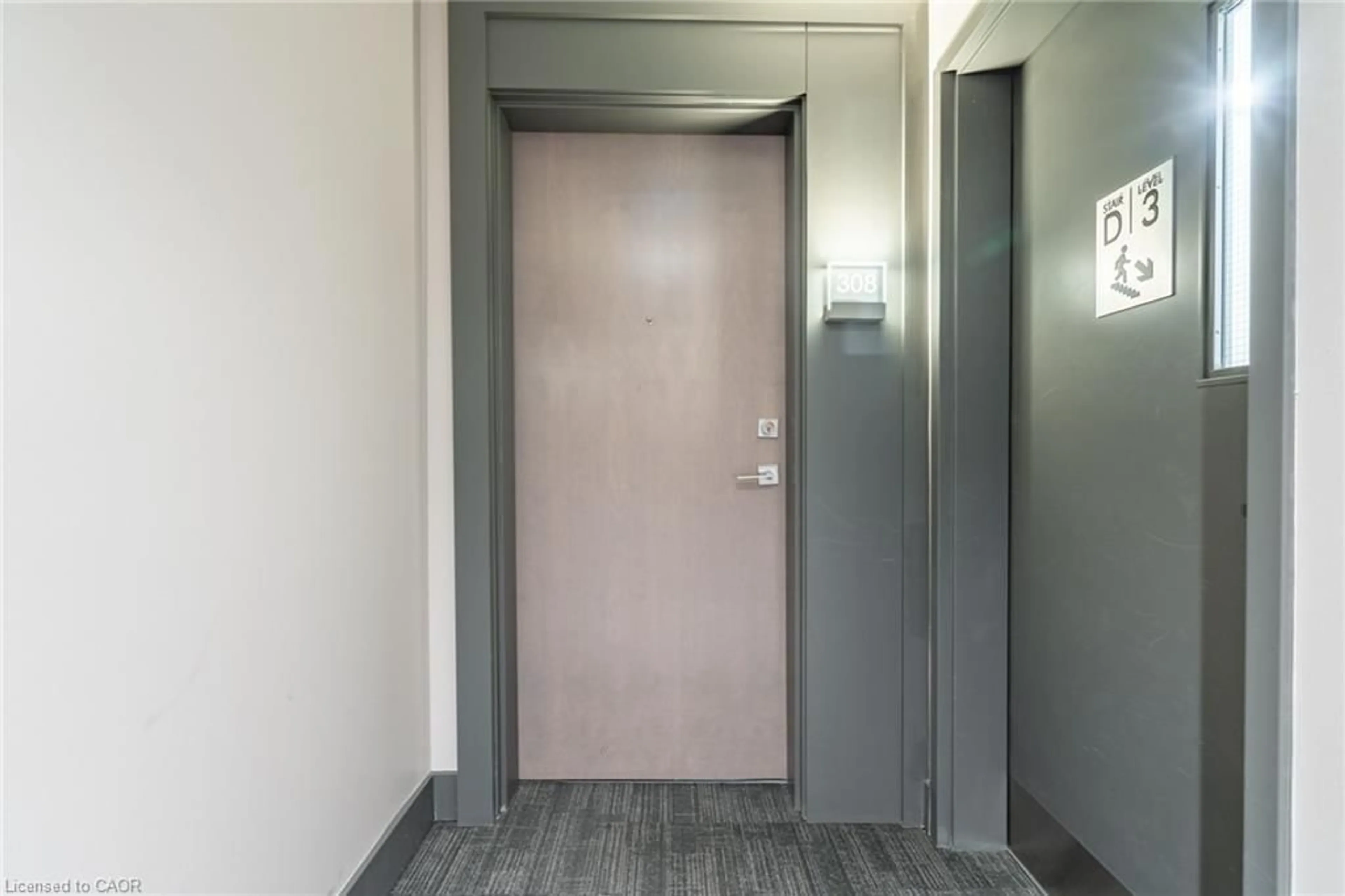 Indoor foyer for 467 Charlton Ave #308, Hamilton Ontario L8N 0B3