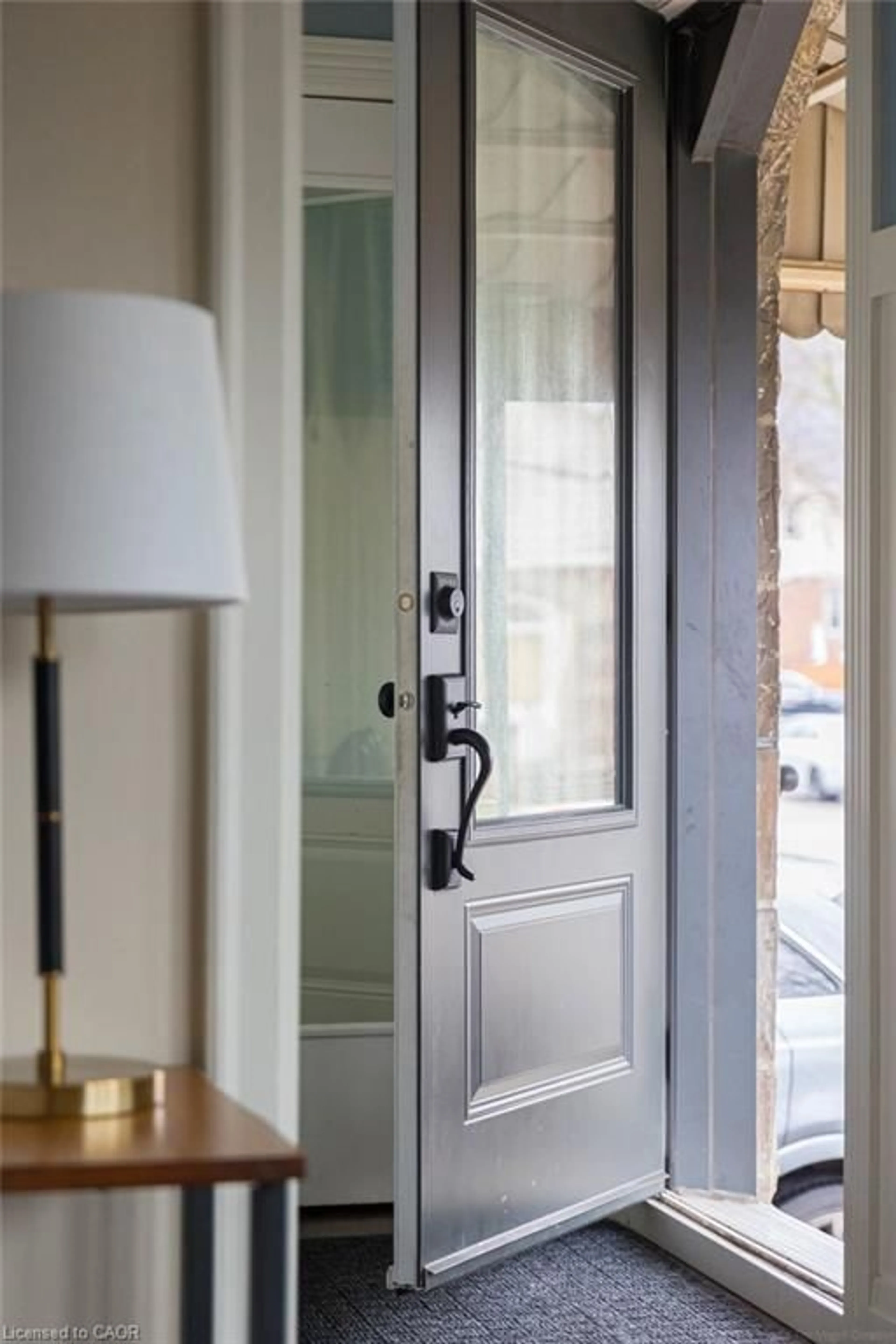 Indoor entryway for 211 Wexford Ave, Hamilton Ontario L8K 2P1