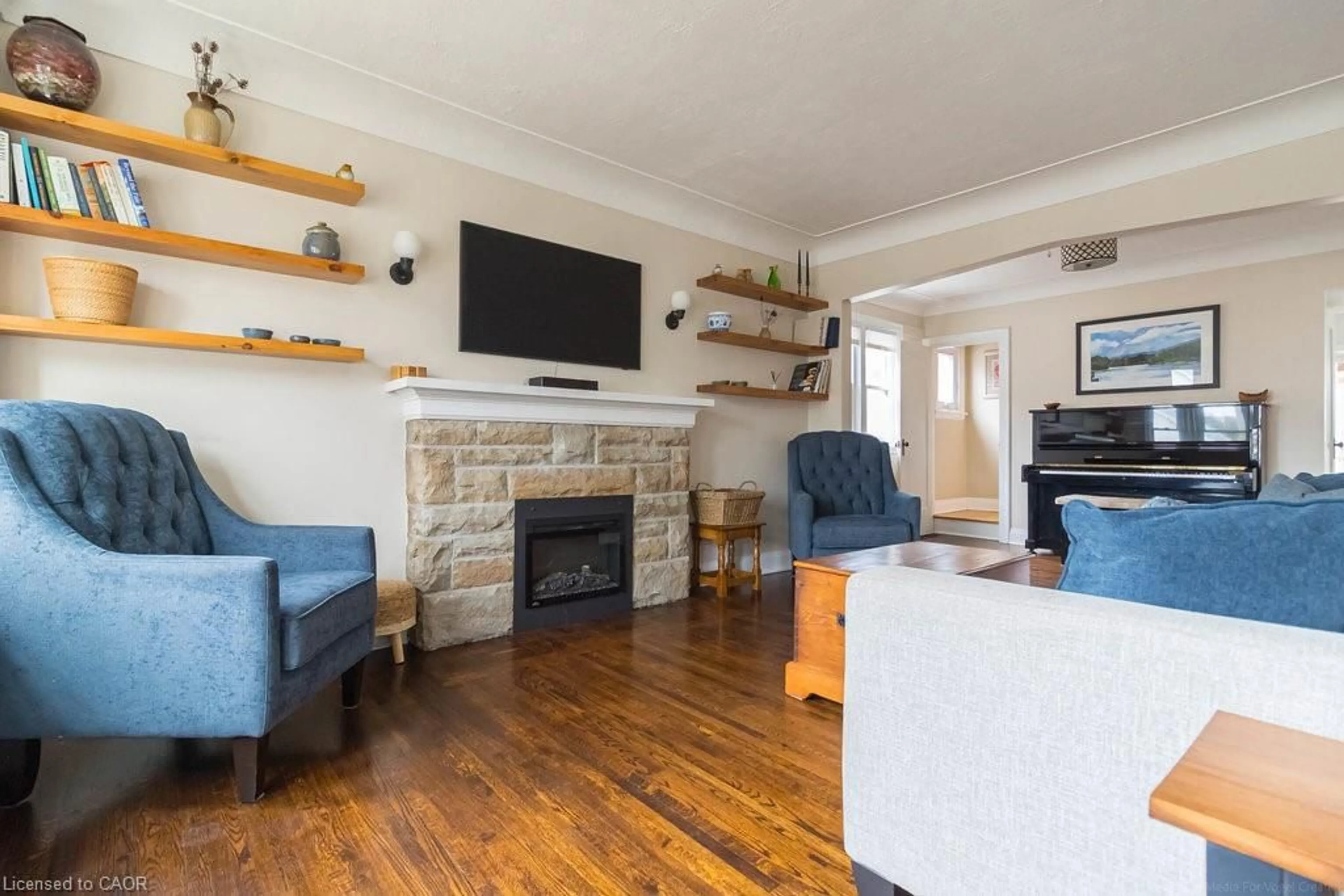 Living room with furniture, wood/laminate floor for 211 Wexford Ave, Hamilton Ontario L8K 2P1