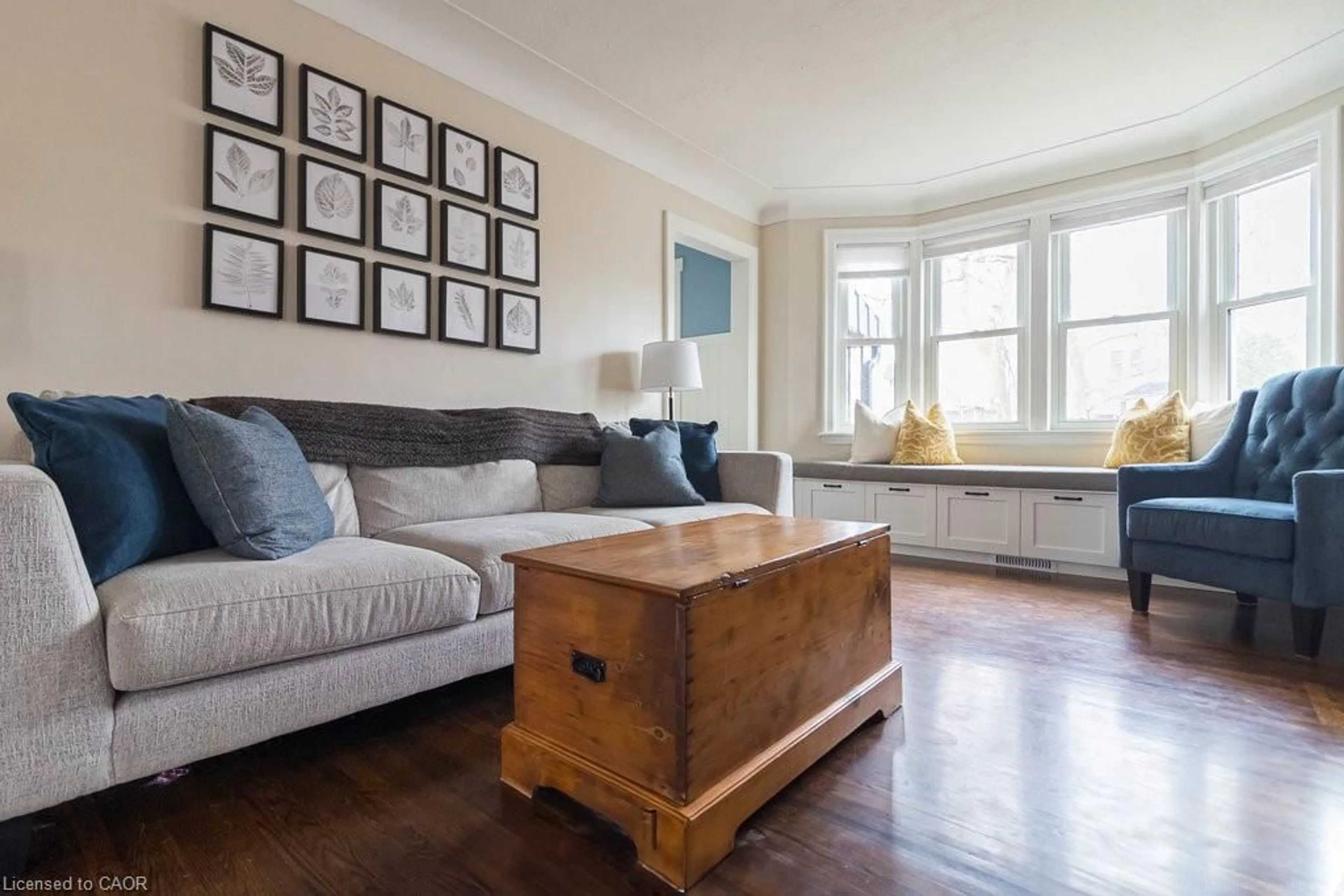 Living room with furniture, wood/laminate floor for 211 Wexford Ave, Hamilton Ontario L8K 2P1
