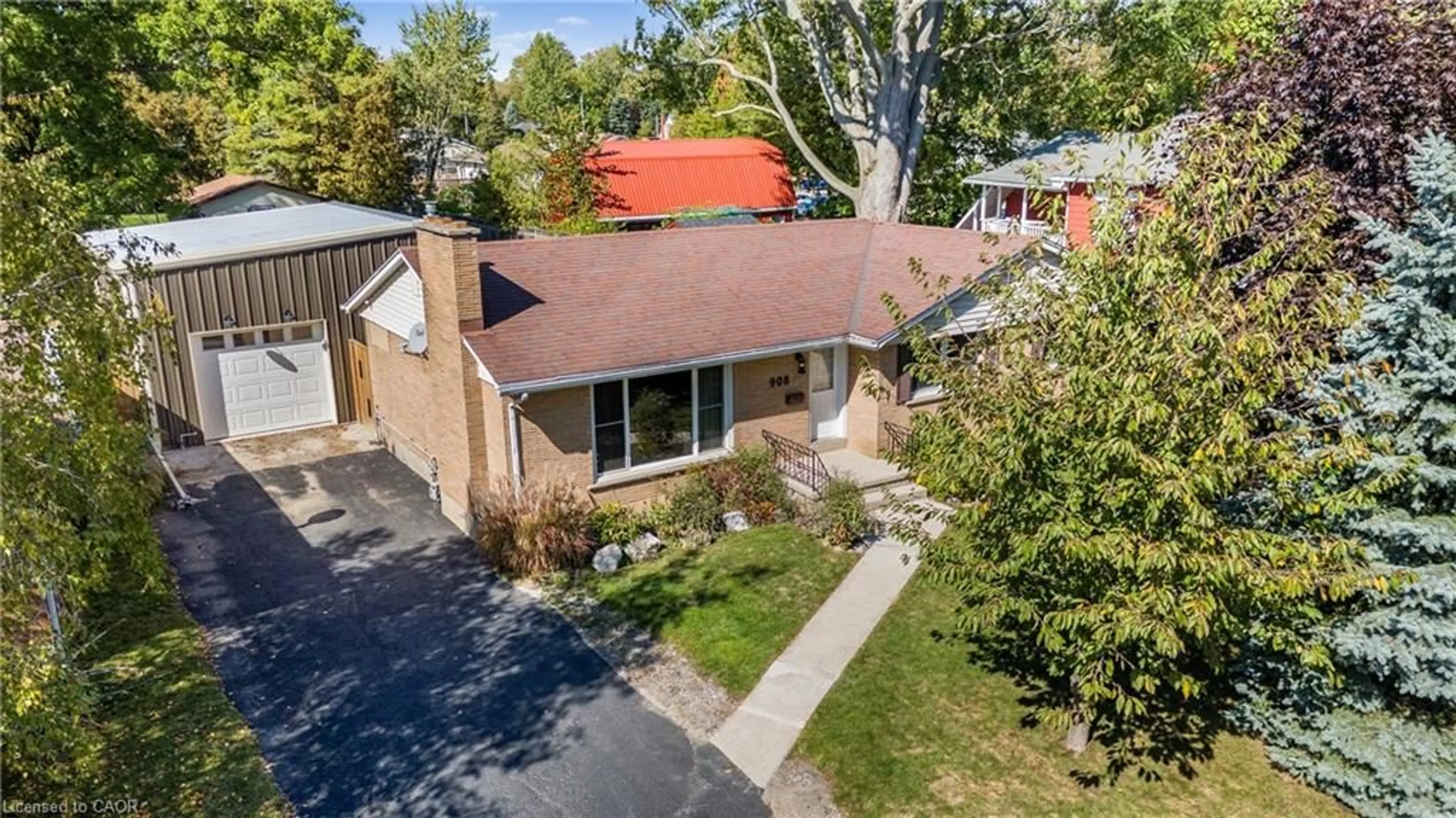 A pic from outside/outdoor area/front of a property/back of a property/a pic from drone, street for 908 Cedar St, Dunnville Ontario N1A 2K3