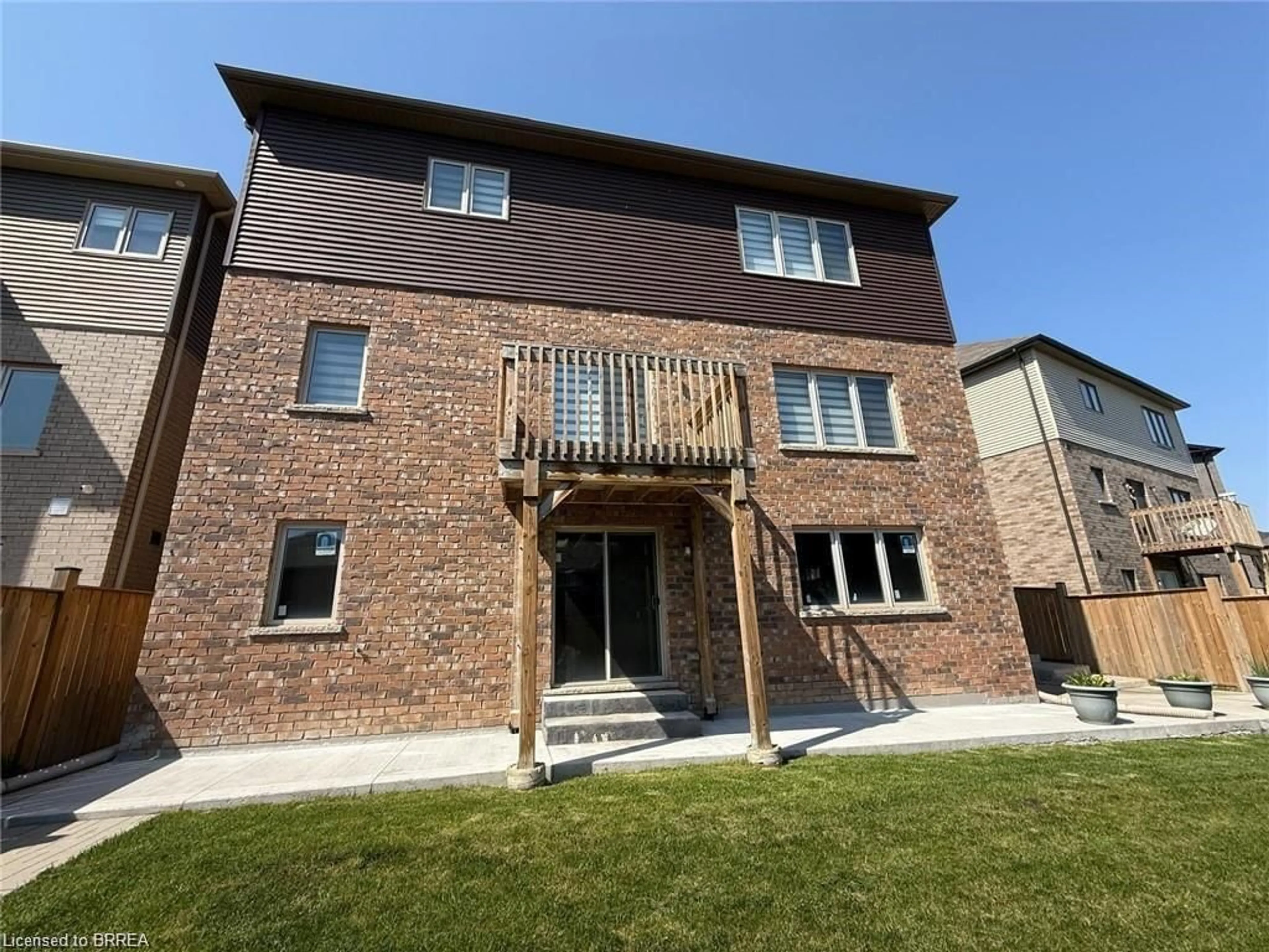 A pic from outside/outdoor area/front of a property/back of a property/a pic from drone, building for 28 Rowley St, Brantford Ontario N3S 0J6