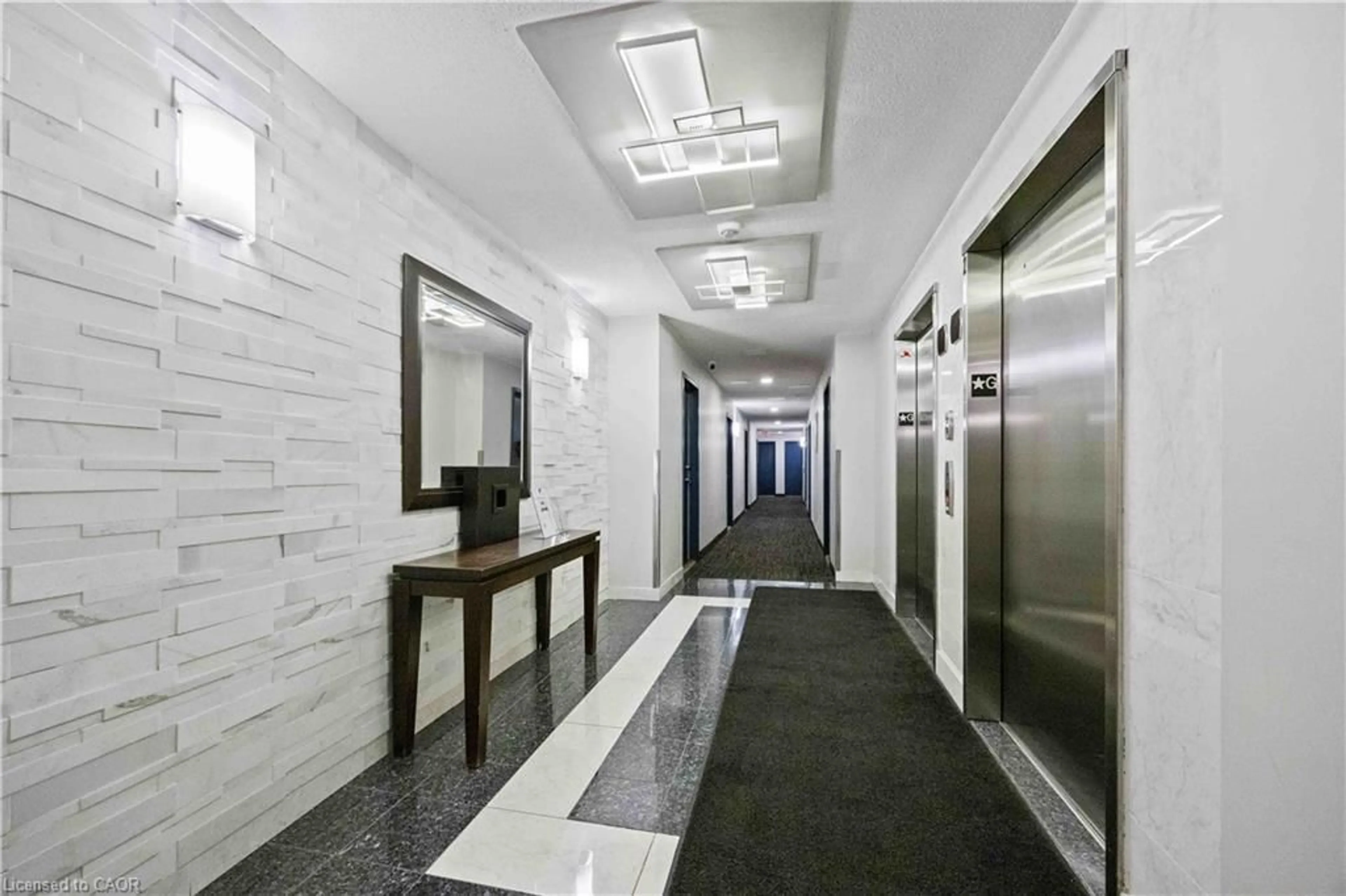 Indoor foyer for 2464 Weston Rd #505, Toronto Ontario M9N 0A2