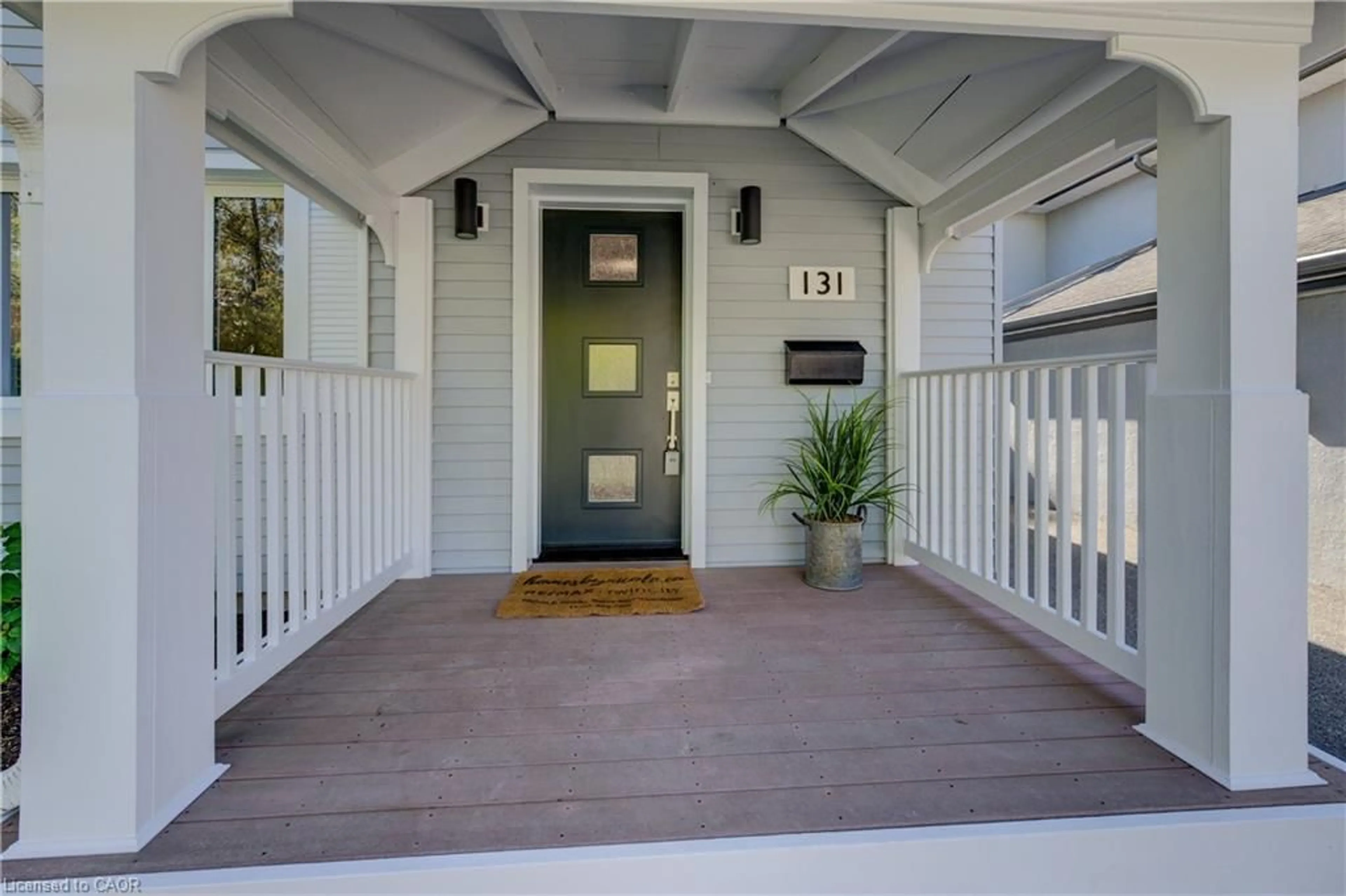 Indoor entryway for 131 Belmont Ave, Waterloo Ontario N2L 2A8