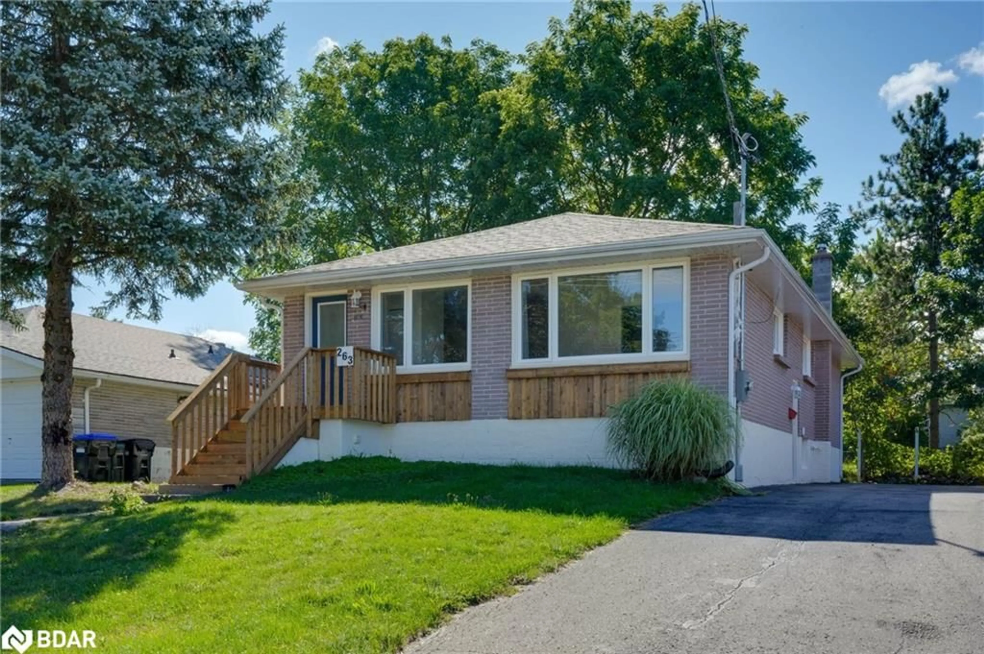 Home with vinyl exterior material, street for 263 Scott St, Midland Ontario L4R 2M7