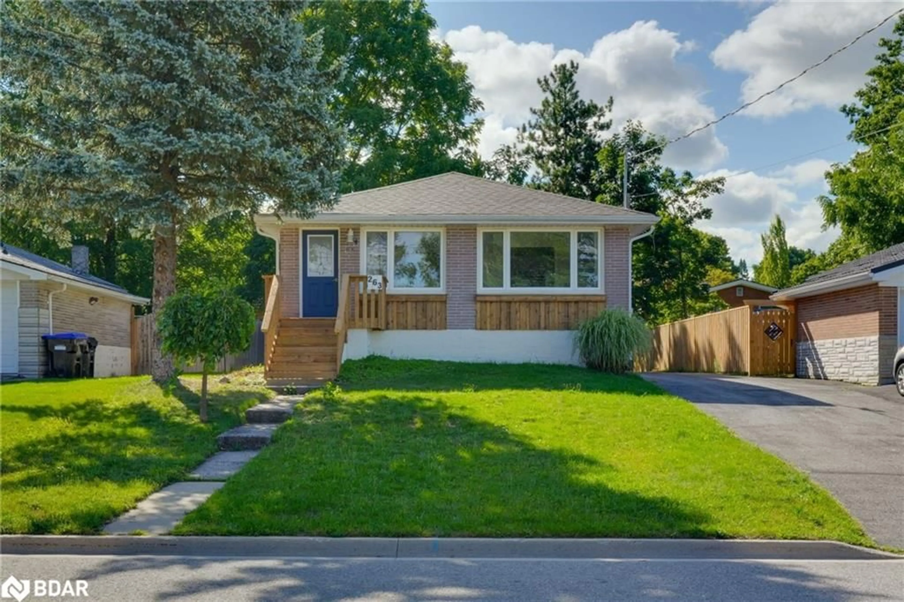 Home with vinyl exterior material, street for 263 Scott St, Midland Ontario L4R 2M7