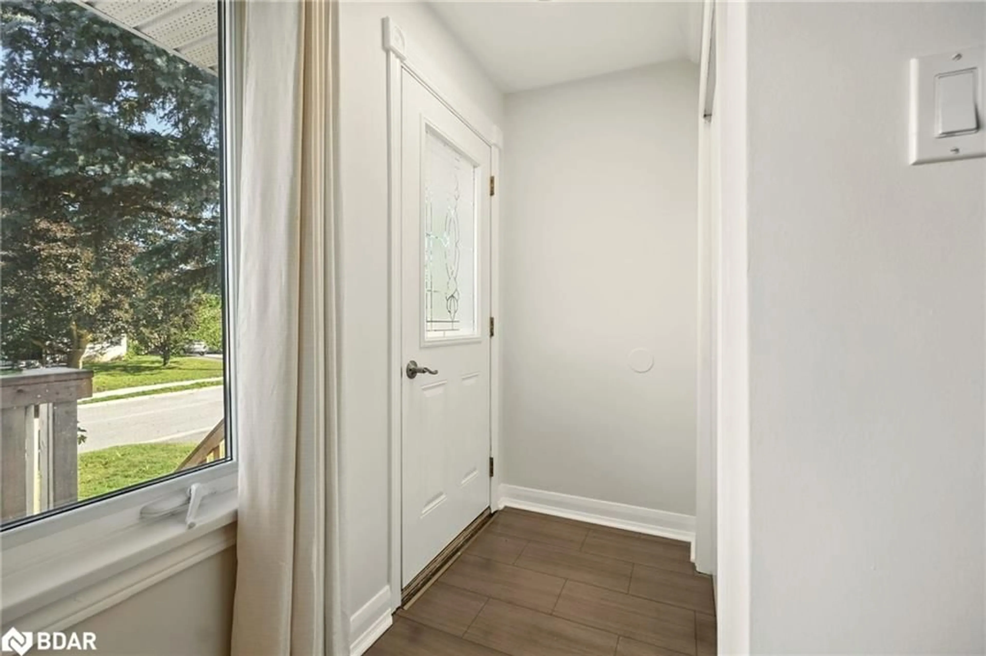 Indoor entryway for 263 Scott St, Midland Ontario L4R 2M7