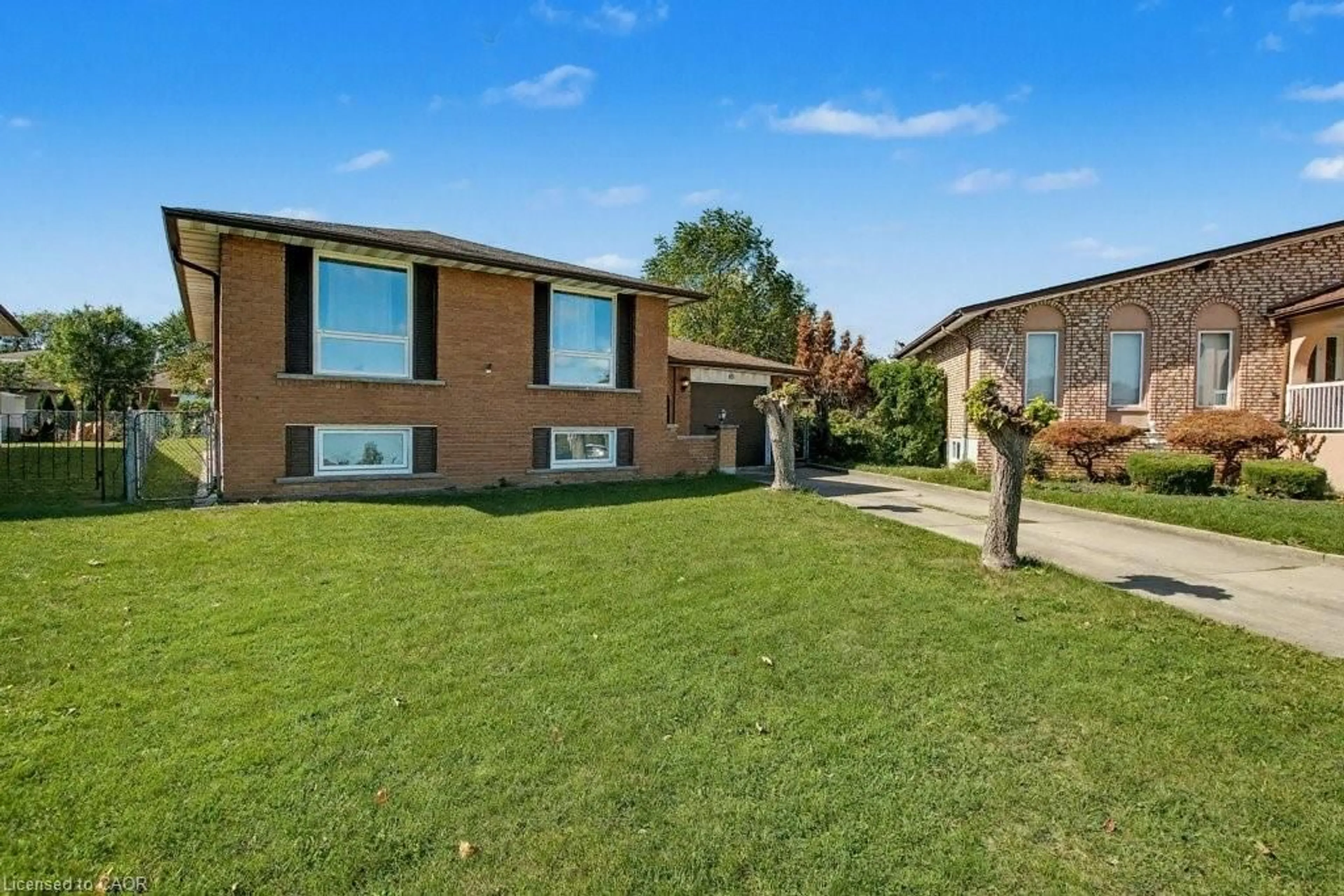 A pic from outside/outdoor area/front of a property/back of a property/a pic from drone, street for 40 Tara Crt, Hamilton Ontario L8K 6E6